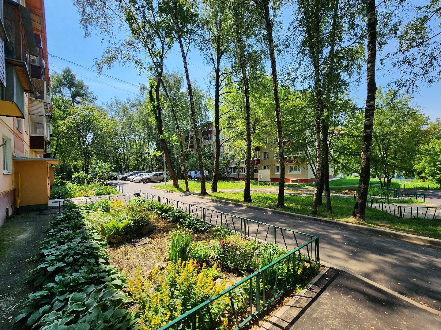 чехов, улица чехова 59, комплексное благоустройство дворов, ремонт проездов, пешеходные дорожки и тропинки, ремонт тротуаров, расширение парковок, скамейки и урны, уличное освещение, спортивная площадка, госпрограмма московской области, формирование комфортной городской среды,