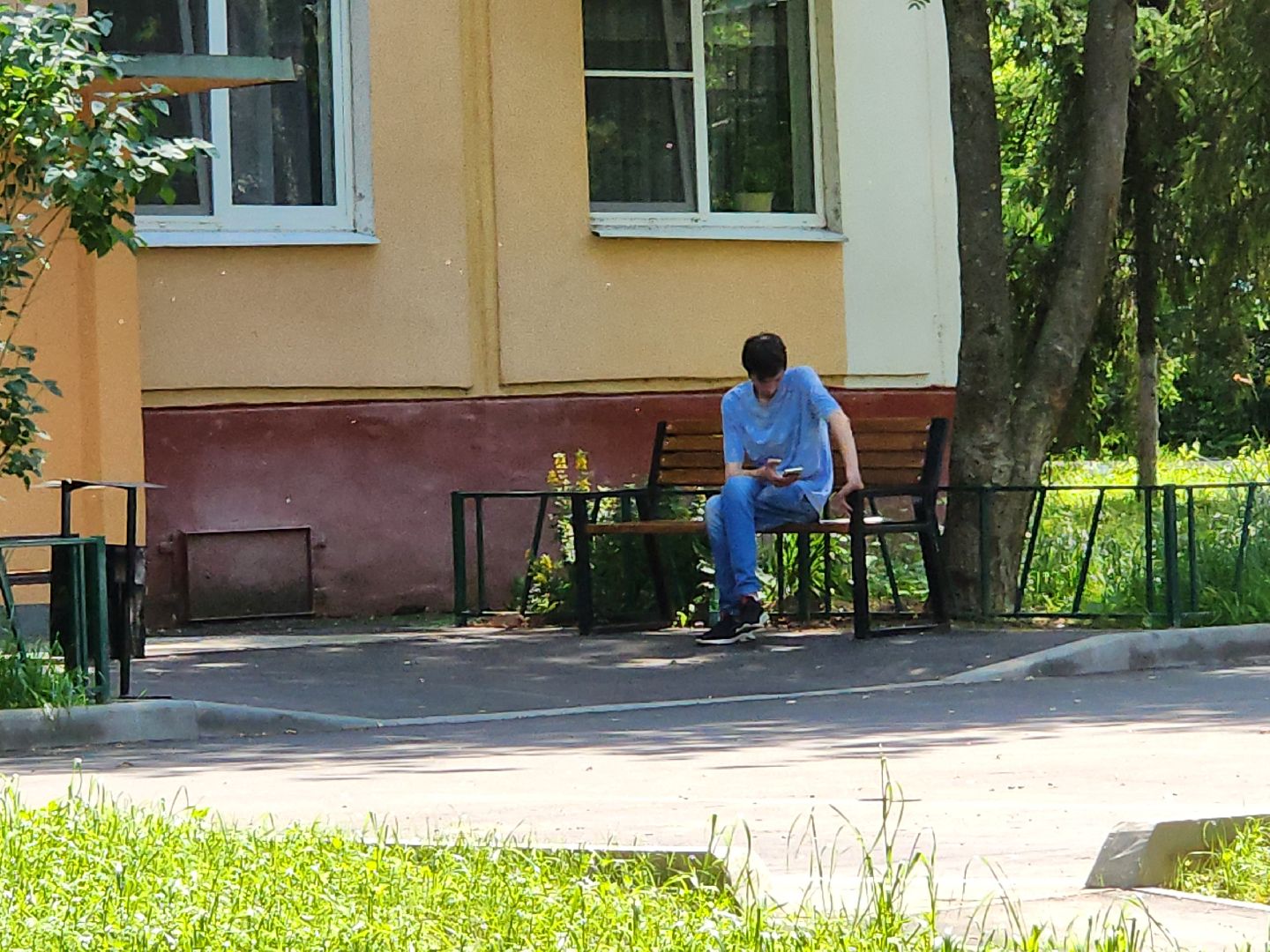 чехов, улица чехова 59, комплексное благоустройство дворов, ремонт проездов, пешеходные дорожки и тропинки, ремонт тротуаров, расширение парковок, скамейки и урны, уличное освещение, спортивная площадка, госпрограмма московской области, формирование комфортной городской среды,