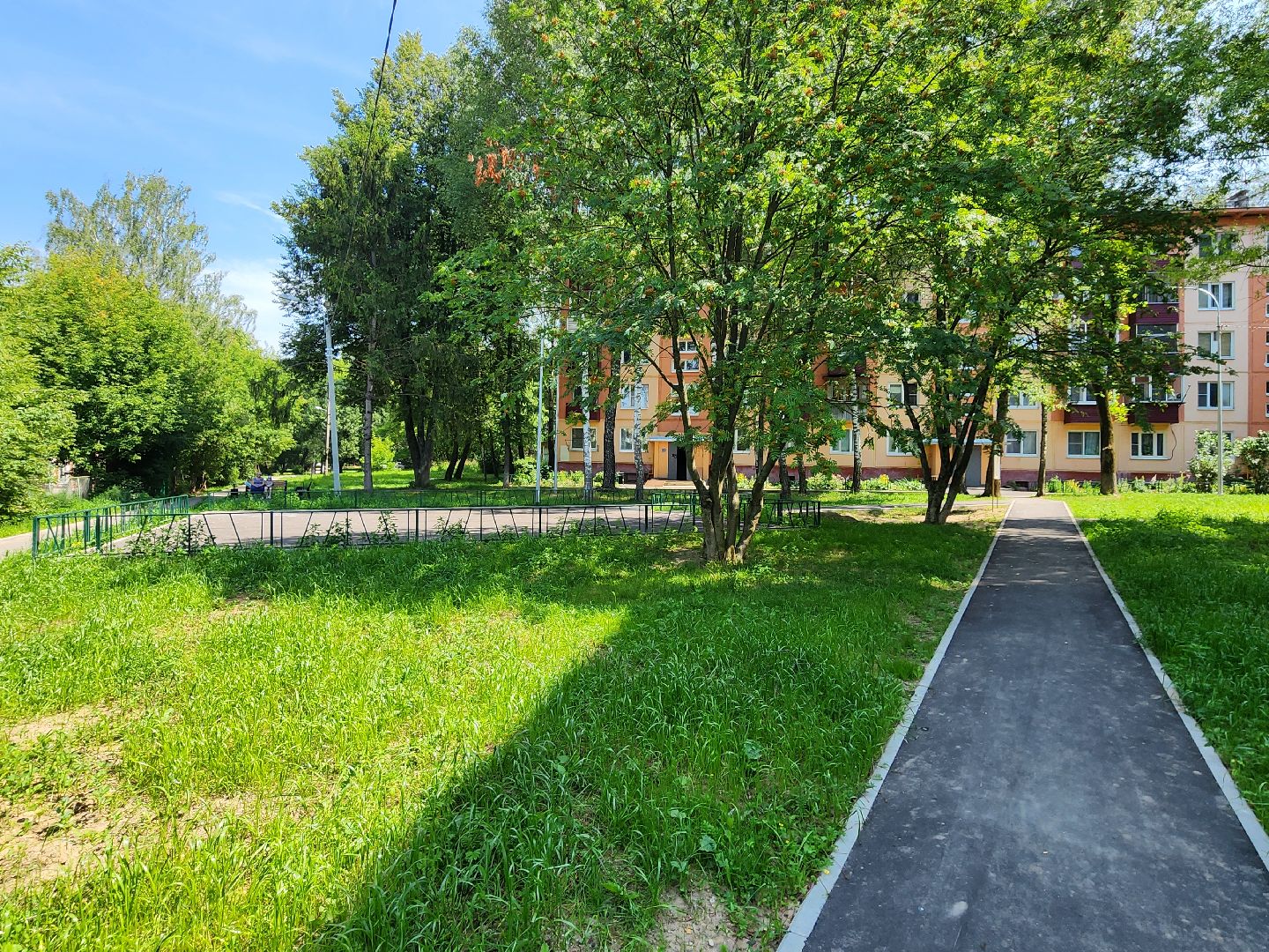 чехов, улица чехова 59, комплексное благоустройство дворов, ремонт проездов, пешеходные дорожки и тропинки, ремонт тротуаров, расширение парковок, скамейки и урны, уличное освещение, спортивная площадка, госпрограмма московской области, формирование комфортной городской среды,