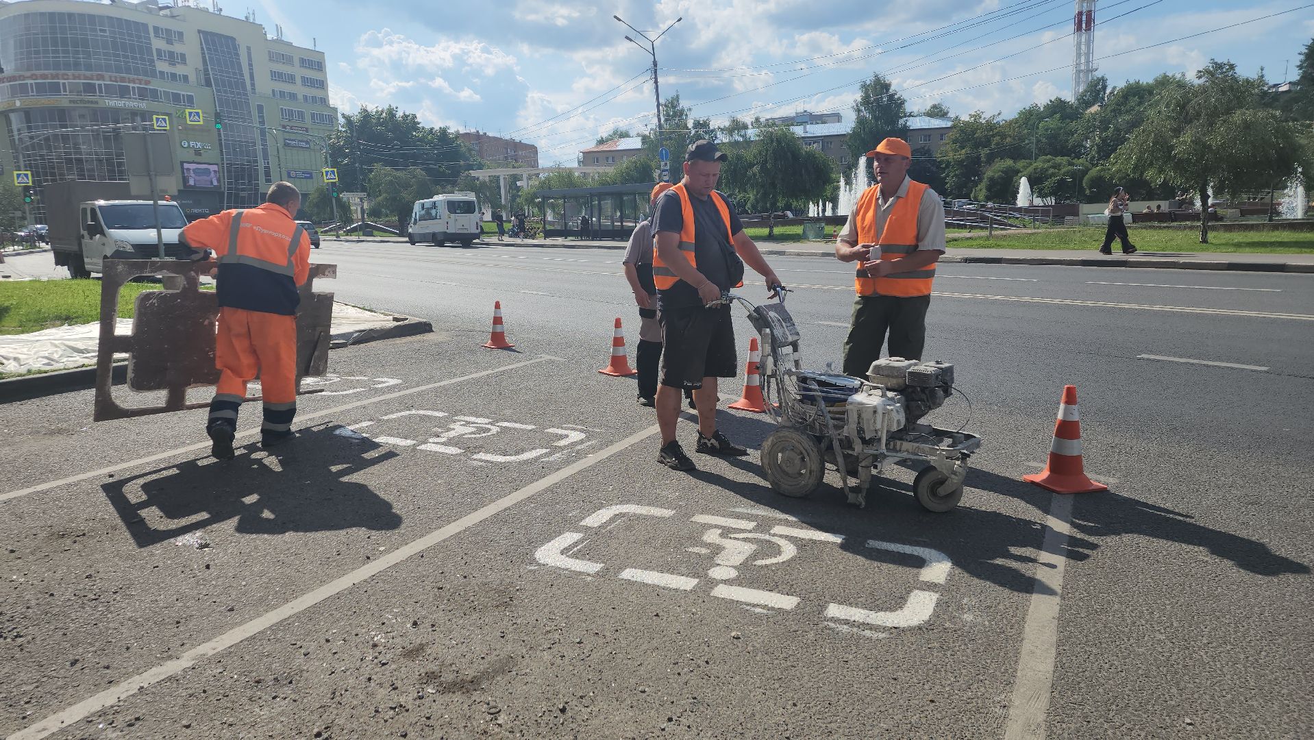 вертикалки, пушкино, парковка для инвалидов, разметка на парковке, краска, коммунальная служба, транспорт, дороги,