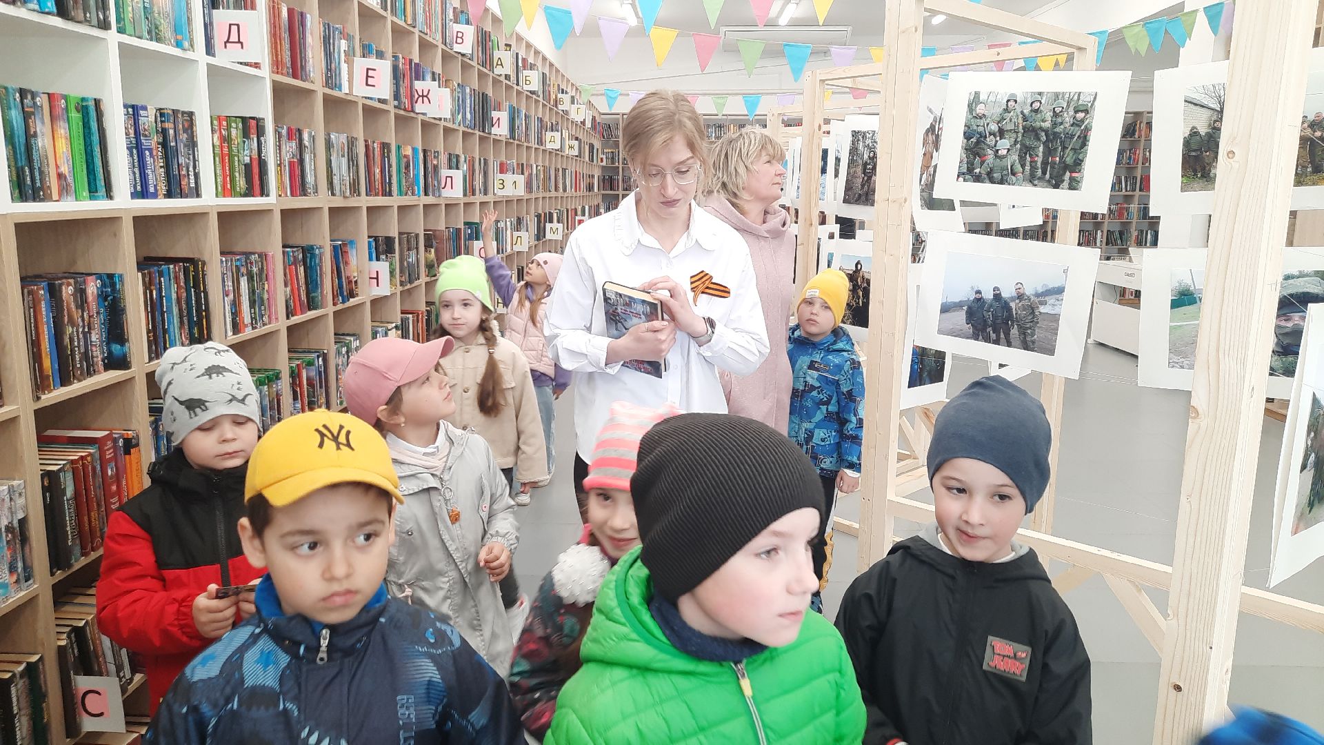 Шатура, маршал Борзова, Центральная Библиотека. День Победы. возложение цветов.