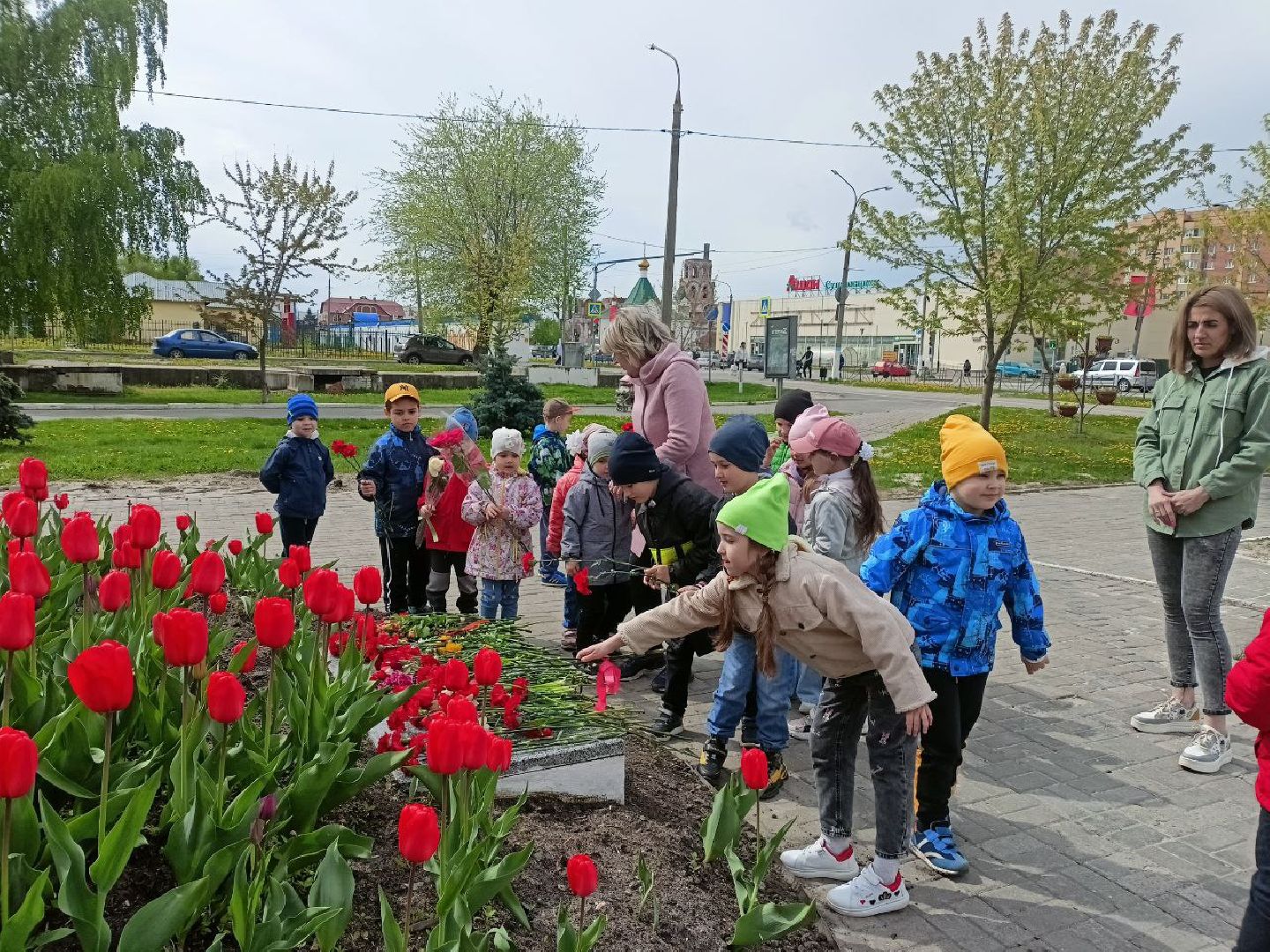 Шатура, маршал Борзова, Центральная Библиотека. День Победы. возложение цветов.