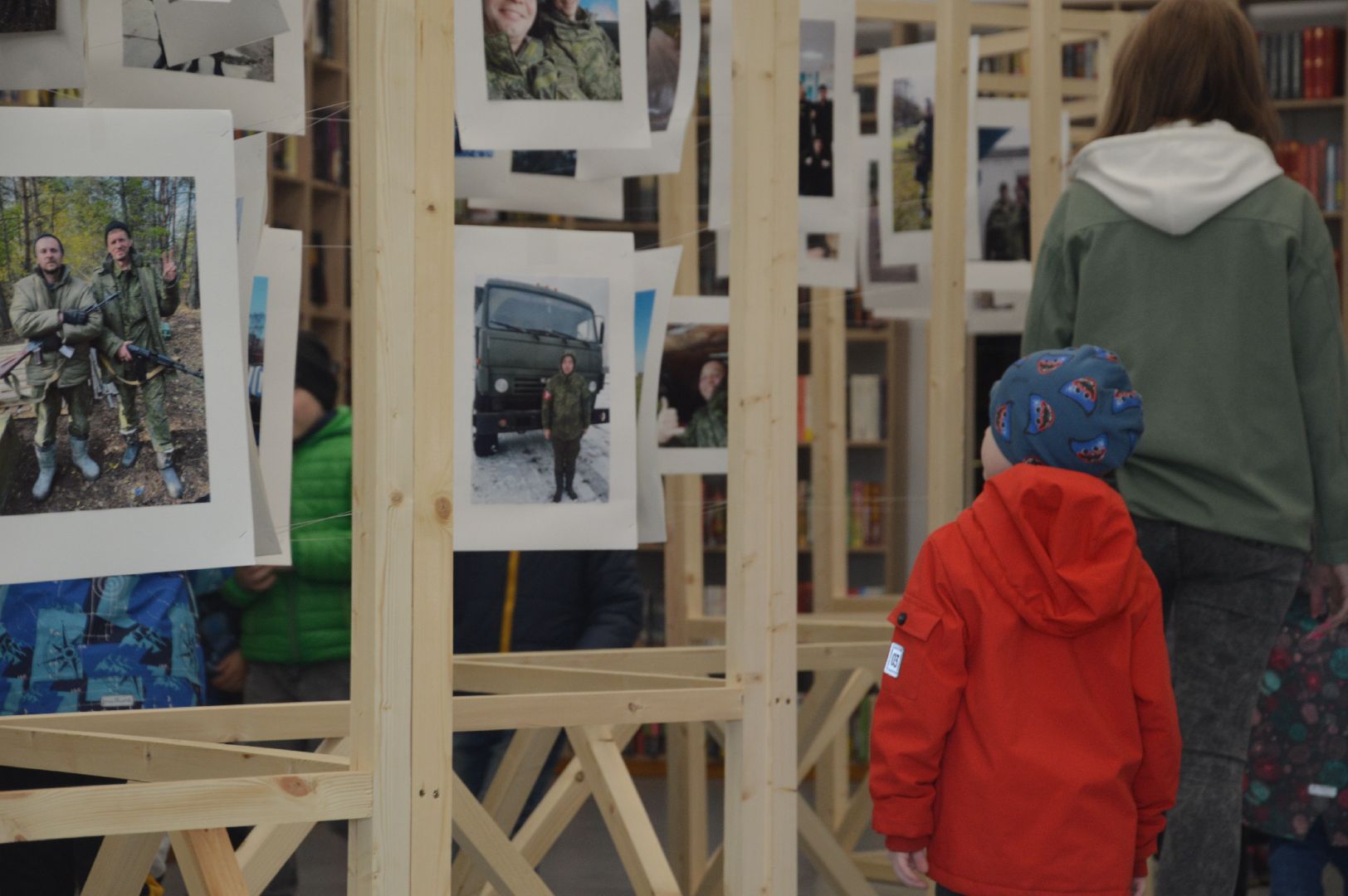 Шатура, маршал Борзова, Центральная Библиотека. День Победы. возложение цветов.