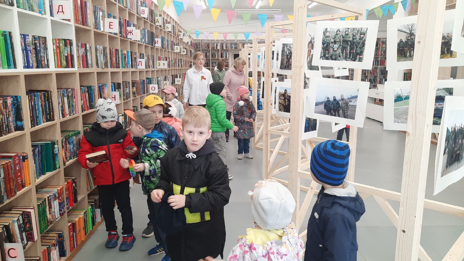 Шатура, маршал Борзова, Центральная Библиотека. День Победы. возложение цветов.