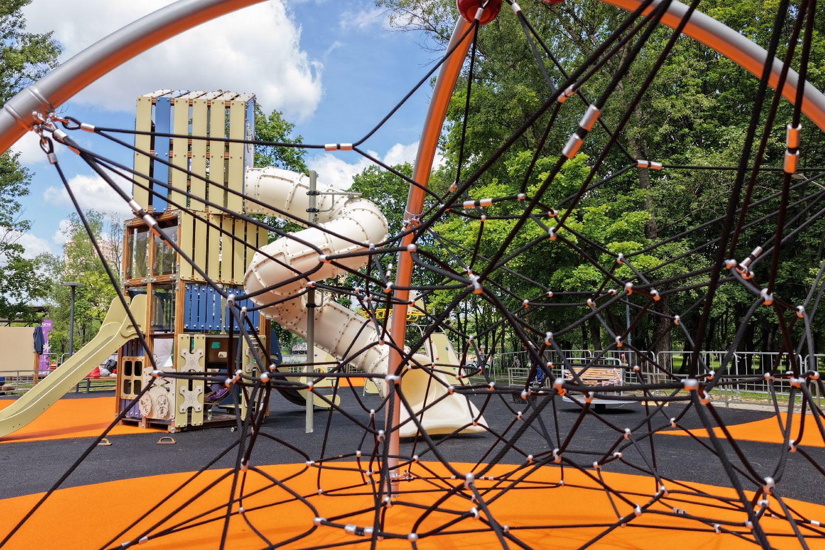 видео с коптера, парк фабричный пруд реутов, благоустройство реутов, игровая зона в парке ,