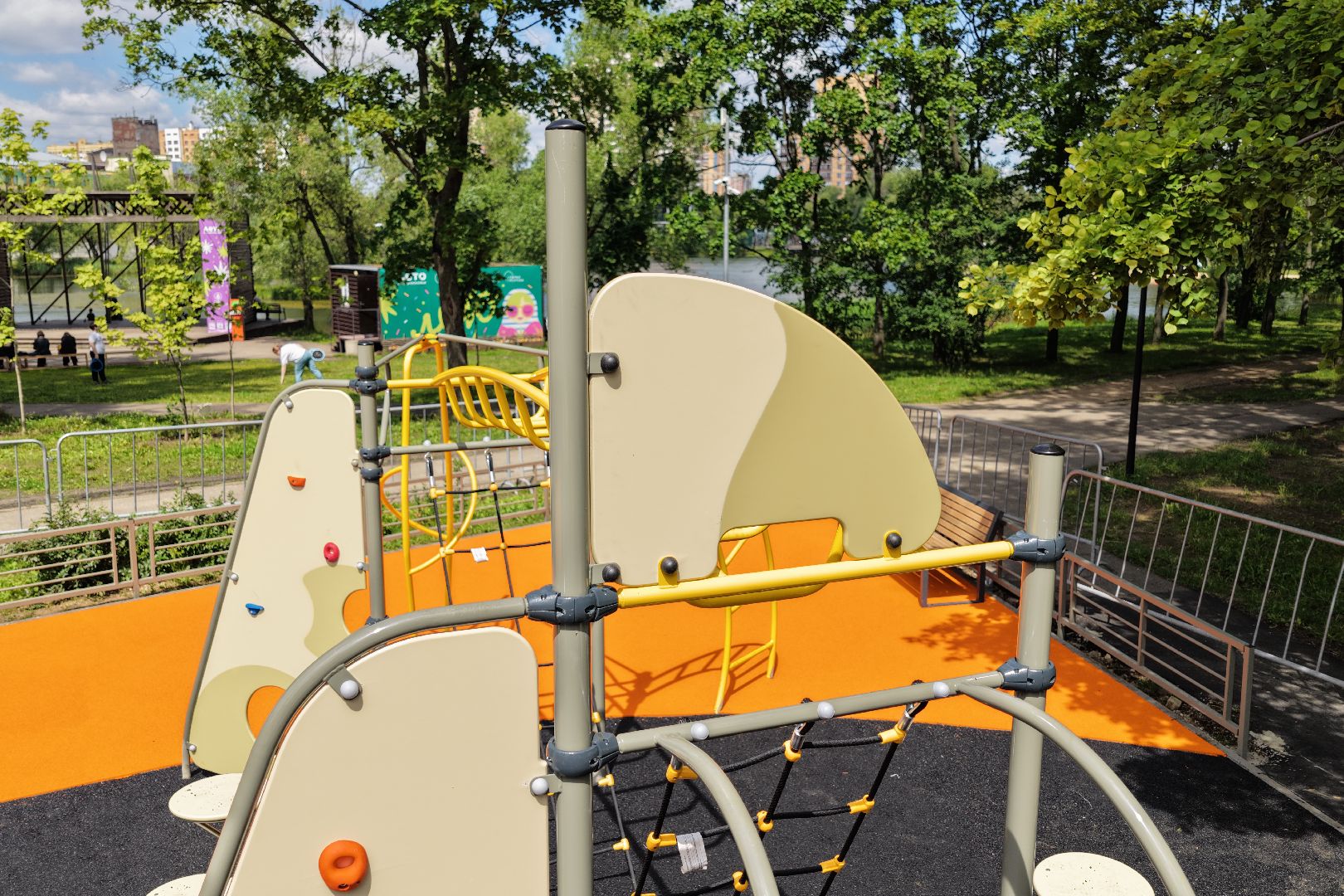 видео с коптера, парк фабричный пруд реутов, благоустройство реутов, игровая зона в парке ,