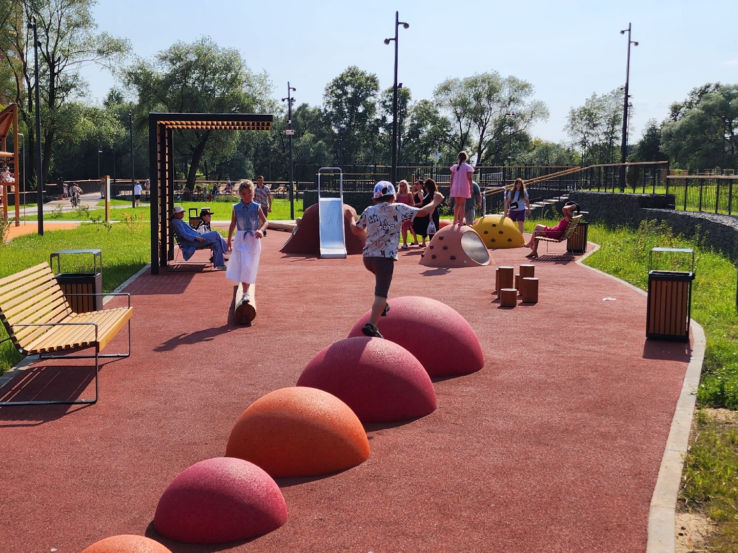 чехов, улица береговая, набережная реки теребенка, день любви семьи и верности, праздник, благоустройство, реконструкция, глава округа михаил собакин, обновление набережной, пешеходные дорожки, детские и спортивные площадки, озеленение, зоны отдыха, госпрограмма московской области, формирование комфортной городской среды,праздничная программа, торжественное открытие,