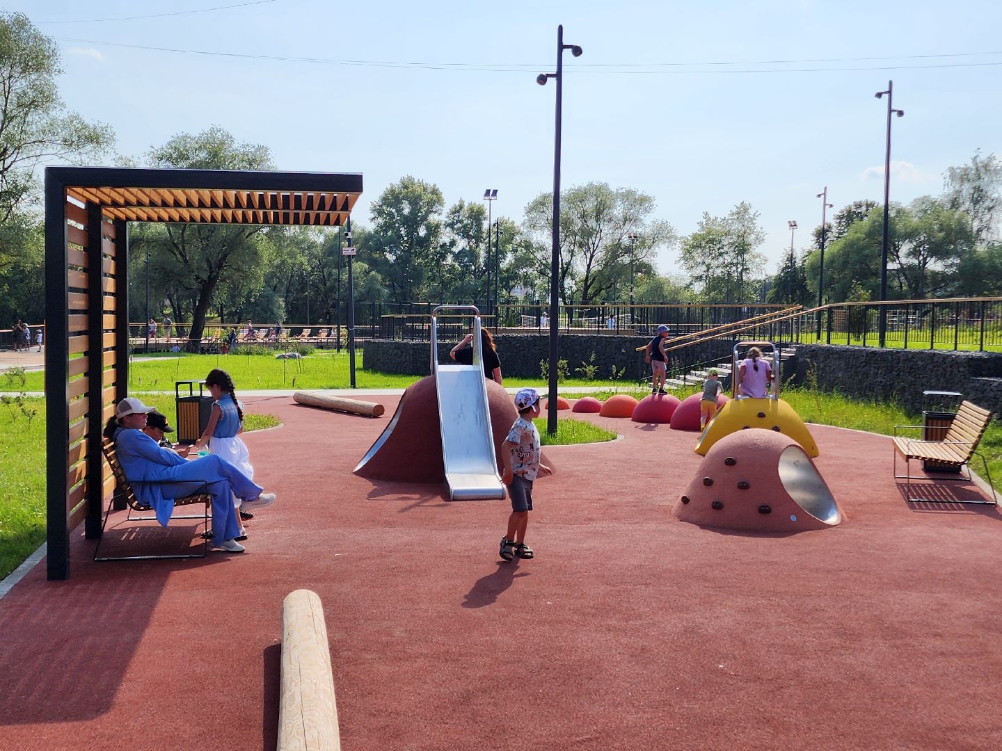 чехов, улица береговая, набережная реки теребенка, день любви семьи и верности, праздник, благоустройство, реконструкция, глава округа михаил собакин, обновление набережной, пешеходные дорожки, детские и спортивные площадки, озеленение, зоны отдыха, госпрограмма московской области, формирование комфортной городской среды,праздничная программа, торжественное открытие,