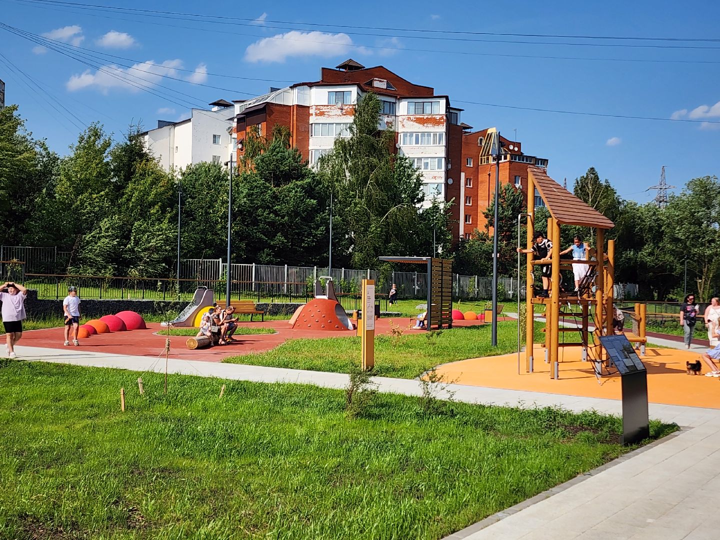 чехов, улица береговая, набережная реки теребенка, день любви семьи и верности, праздник, благоустройство, реконструкция, глава округа михаил собакин, обновление набережной, пешеходные дорожки, детские и спортивные площадки, озеленение, зоны отдыха, госпрограмма московской области, формирование комфортной городской среды,праздничная программа, торжественное открытие,