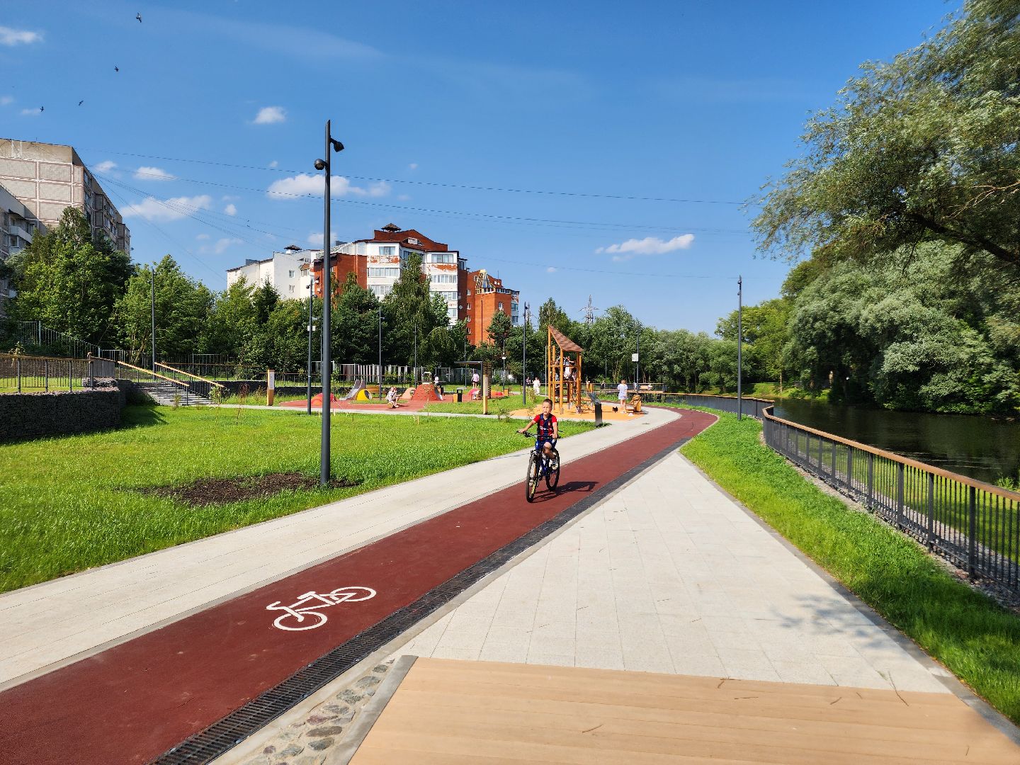 чехов, улица береговая, набережная реки теребенка, день любви семьи и верности, праздник, благоустройство, реконструкция, глава округа михаил собакин, обновление набережной, пешеходные дорожки, детские и спортивные площадки, озеленение, зоны отдыха, госпрограмма московской области, формирование комфортной городской среды,праздничная программа, торжественное открытие,