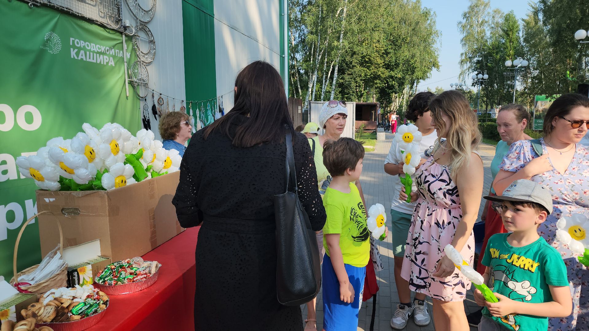 кашира, праздник, день семьи любви и верности, парк, акция,  волонтеры, раздача цветов,