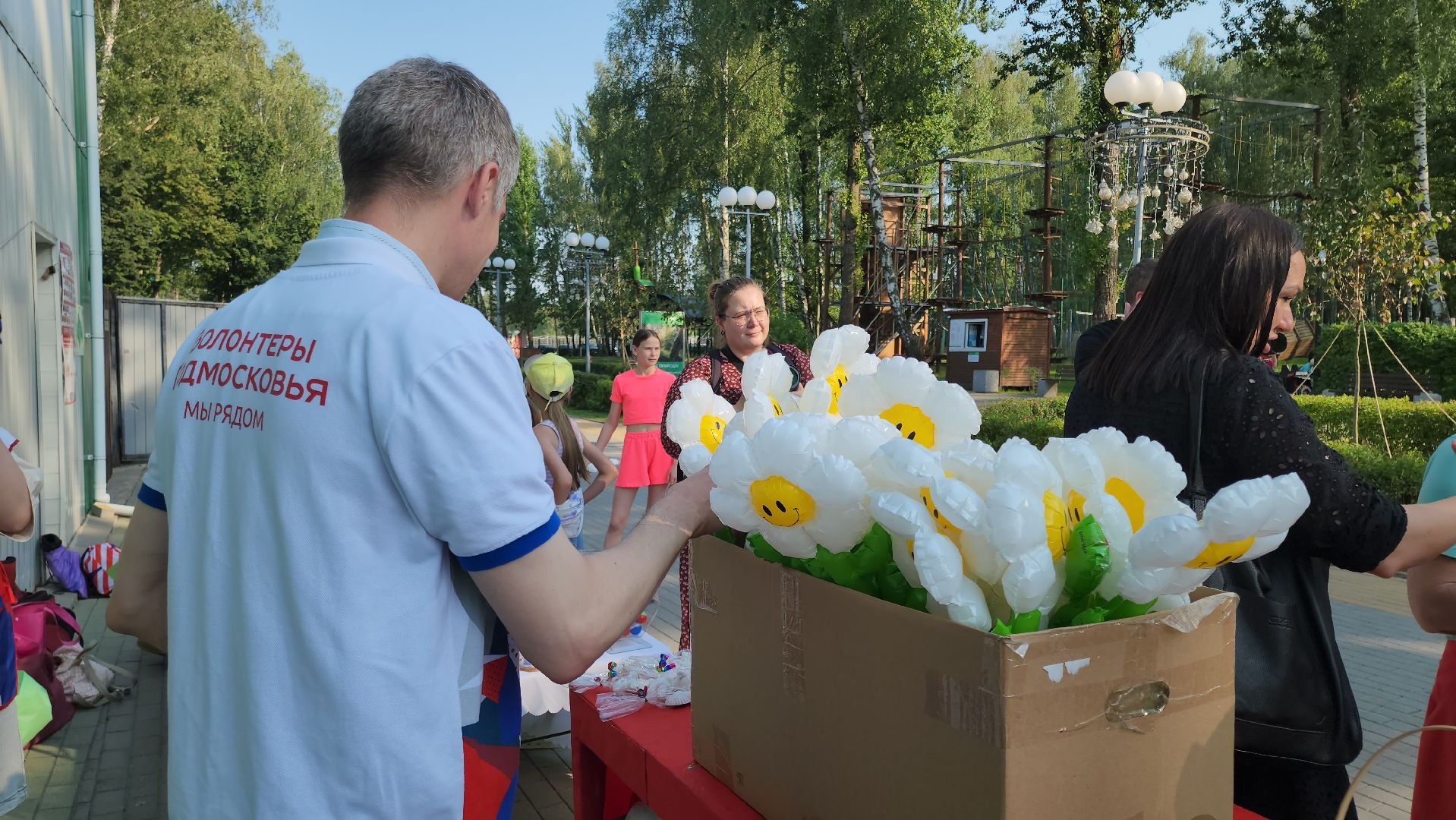 кашира, праздник, день семьи любви и верности, парк, акция,  волонтеры, раздача цветов,
