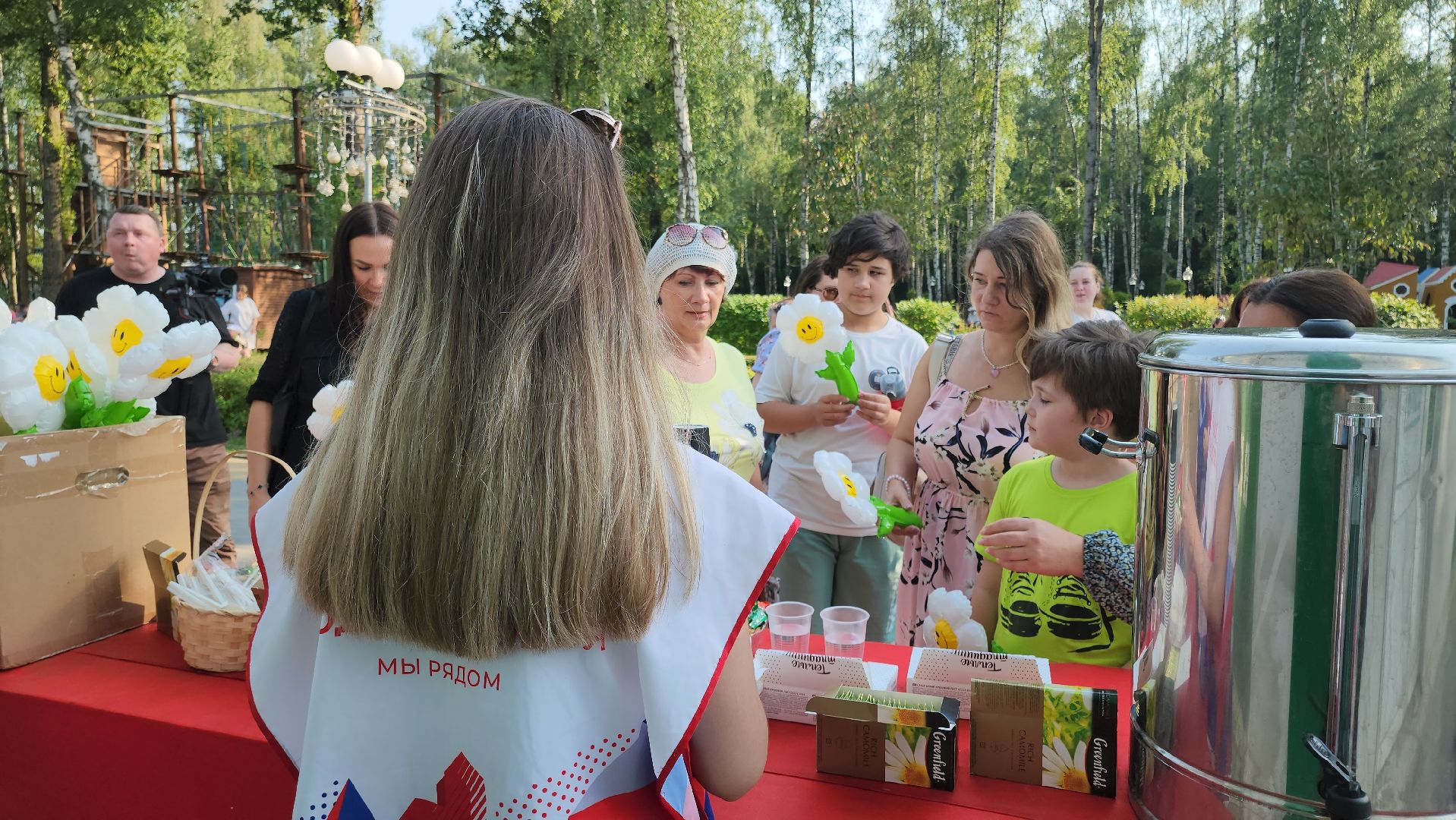 кашира, праздник, день семьи любви и верности, парк, акция,  волонтеры, раздача цветов,