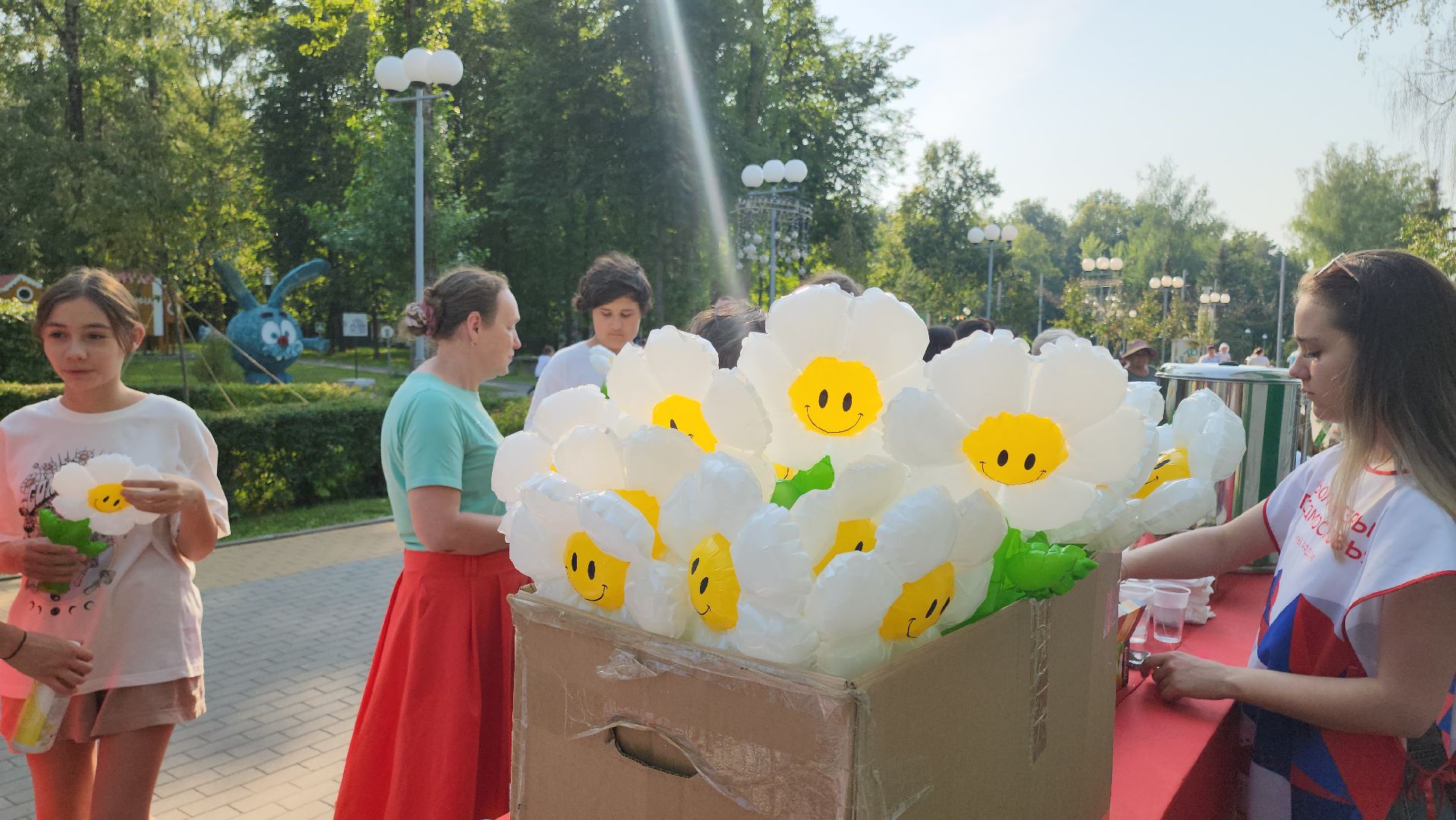 кашира, праздник, день семьи любви и верности, парк, акция,  волонтеры, раздача цветов,