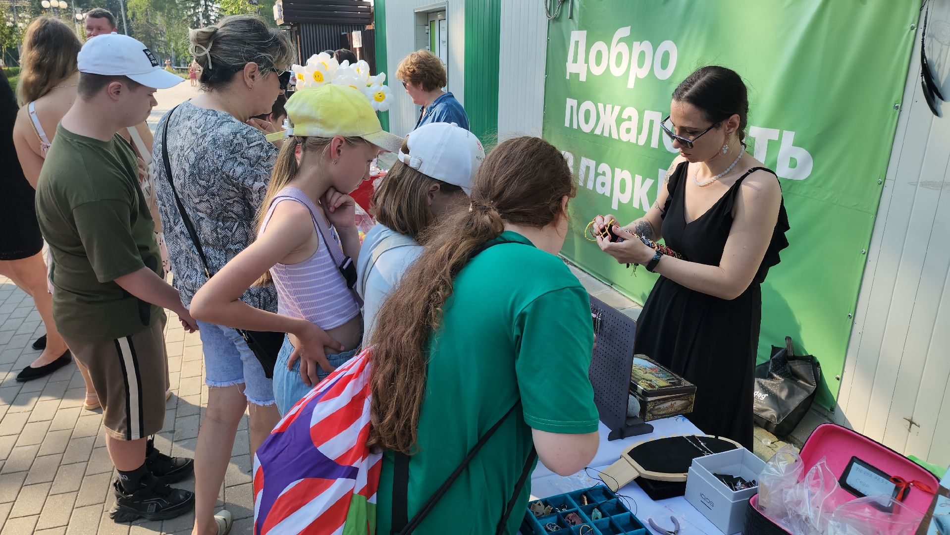 кашира, праздник, день семьи любви и верности, парк, акция,  волонтеры, раздача цветов,