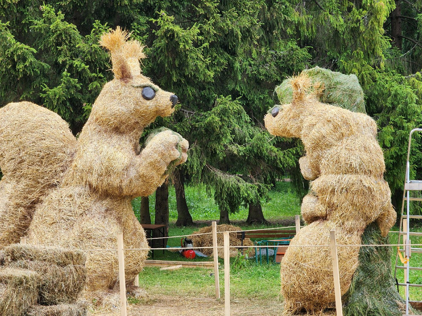 сергиев посад, сергиево-посадский городской округ, владимир алманов, скульптуры из сена, парковые скульптуры, улитки из сена,
