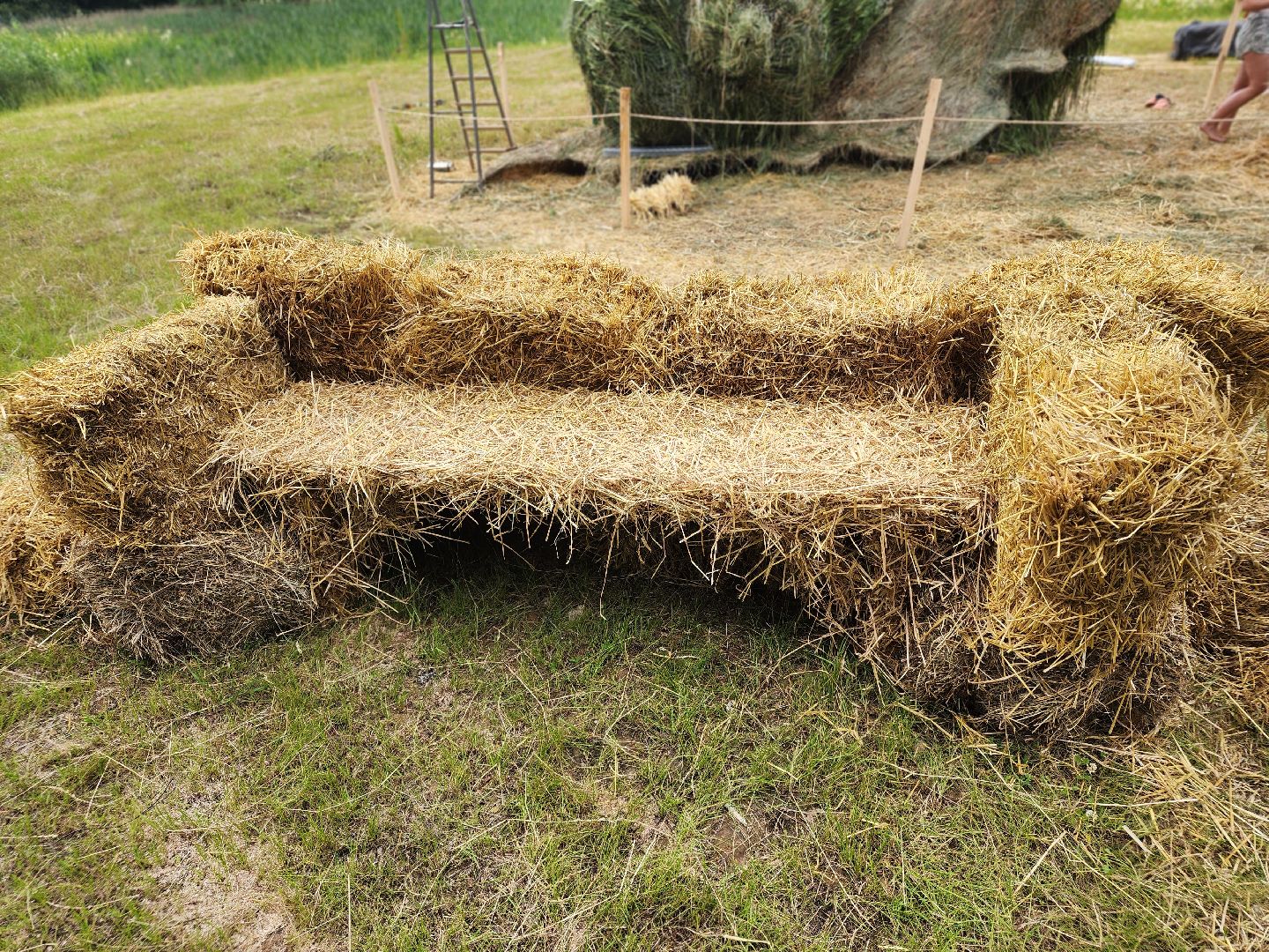 сергиев посад, сергиево-посадский городской округ, владимир алманов, скульптуры из сена, парковые скульптуры, улитки из сена,