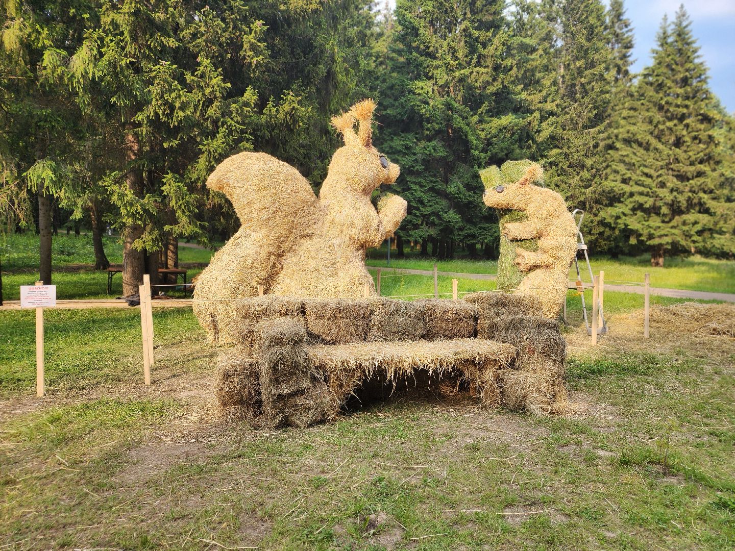 сергиев посад, сергиево-посадский городской округ, владимир алманов, скульптуры из сена, парковые скульптуры, улитки из сена,