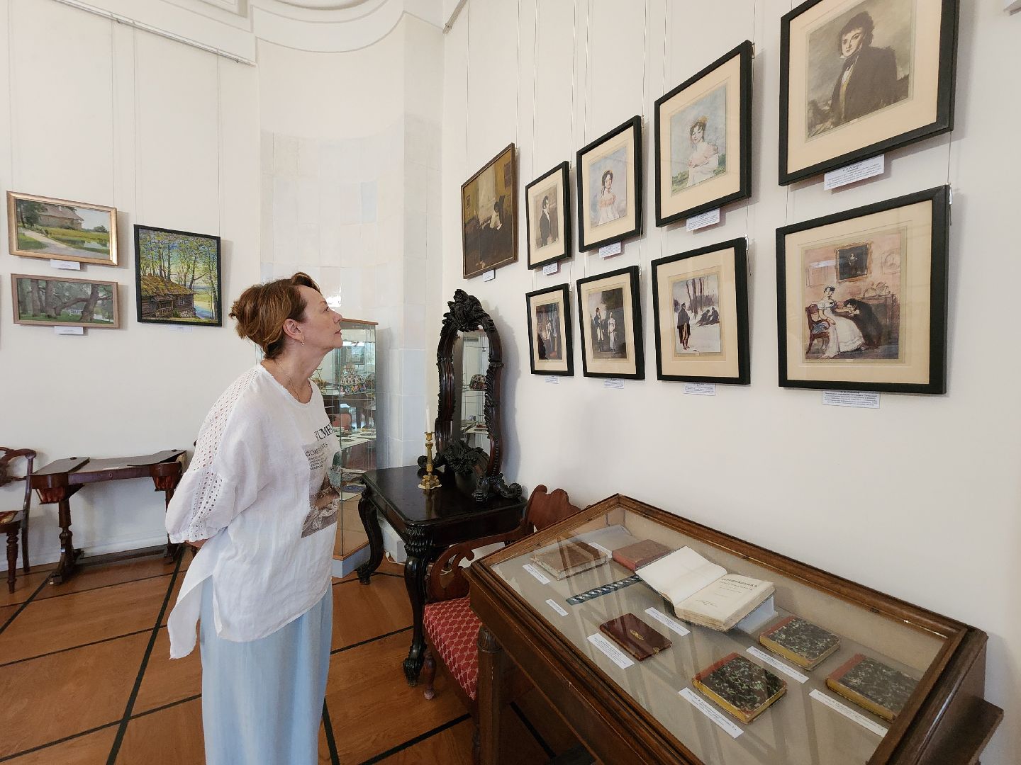 чехов, улица пушкина 10, музей-усадьба лопасня-зачатьевское, выставка, приют сияньем муз одетый, александр пушкин, музей-заповедник михайловское, село тригорское, картины, книги, мебель,  декоративно-прикладное искусство,