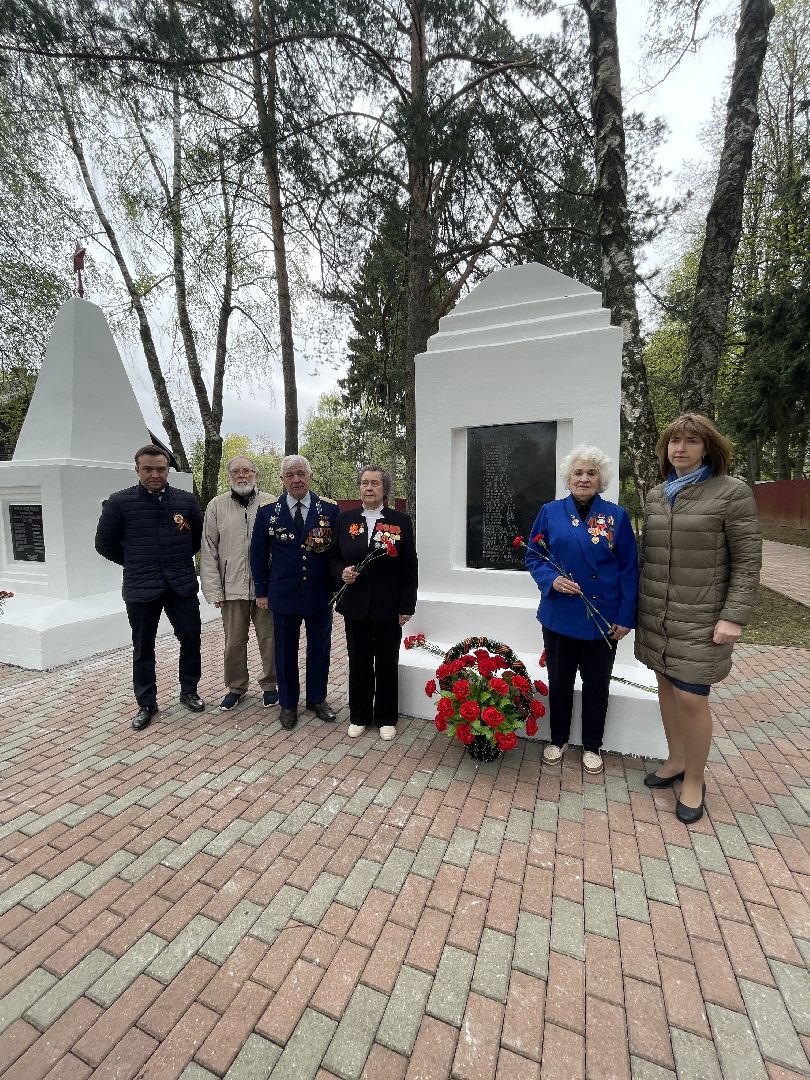 Одинцово, Лесной городок, узники концлагерей, День победы, Памятник, цветы,