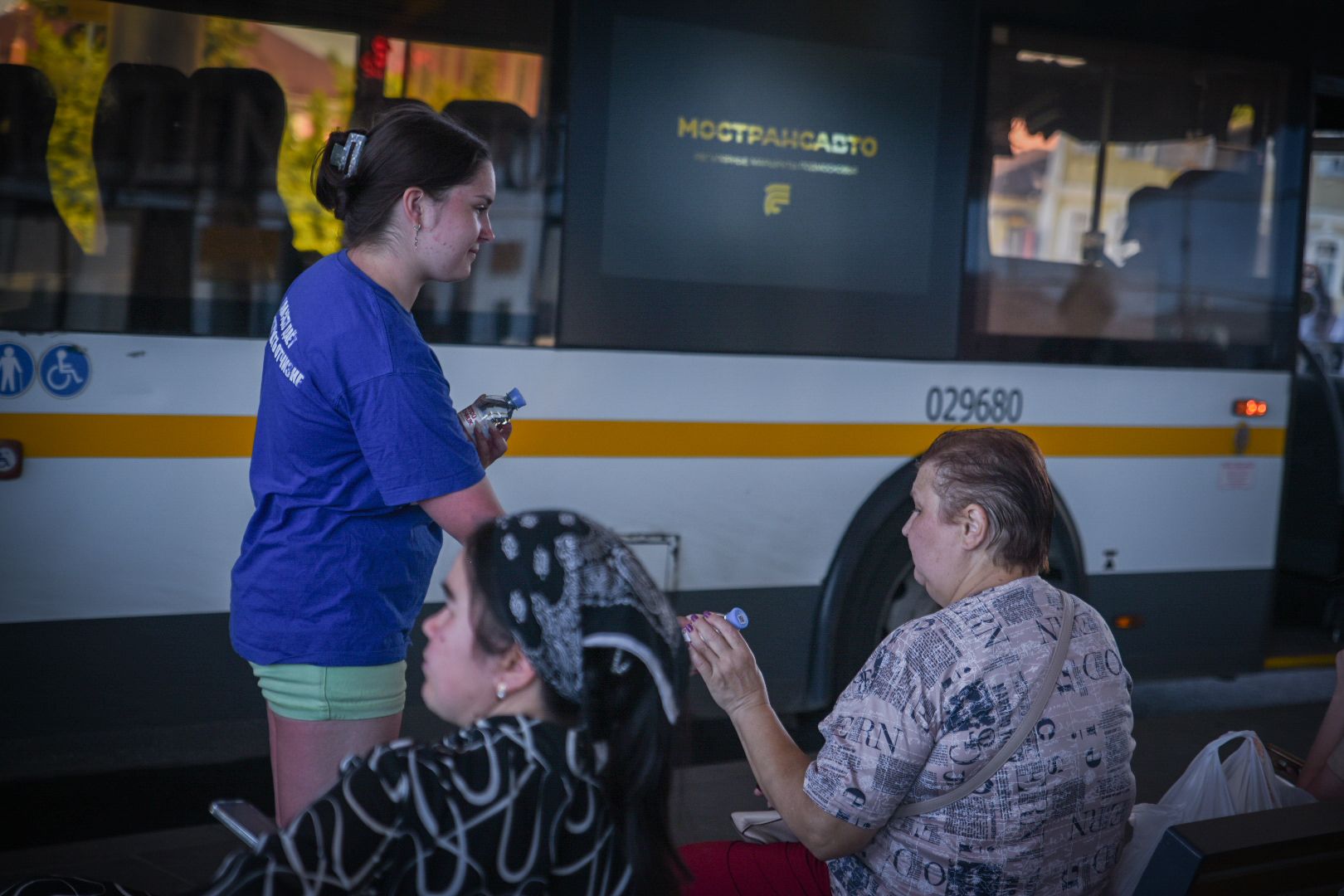 бронницы, раздача питьевой воды в бронницах, жара в бронницах, волонтеры молодой гвардии,