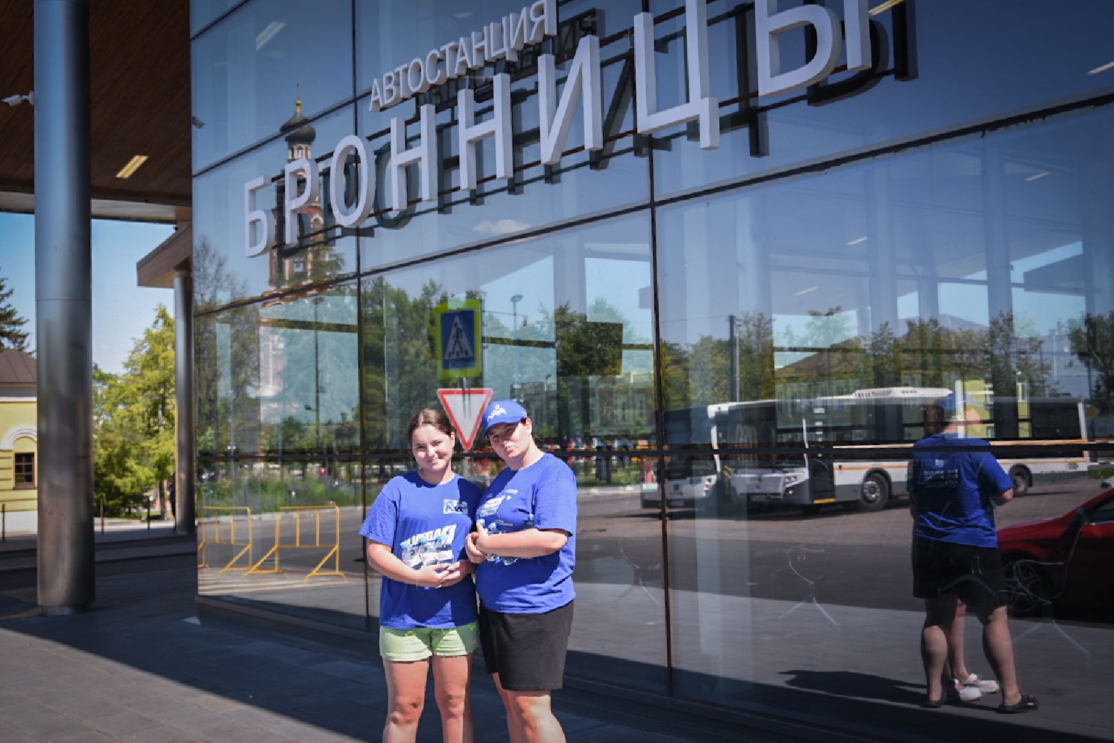 бронницы, раздача питьевой воды в бронницах, жара в бронницах, волонтеры молодой гвардии,