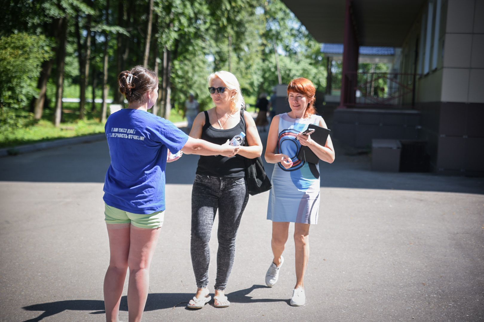 бронницы, раздача питьевой воды в бронницах, жара в бронницах, волонтеры молодой гвардии,