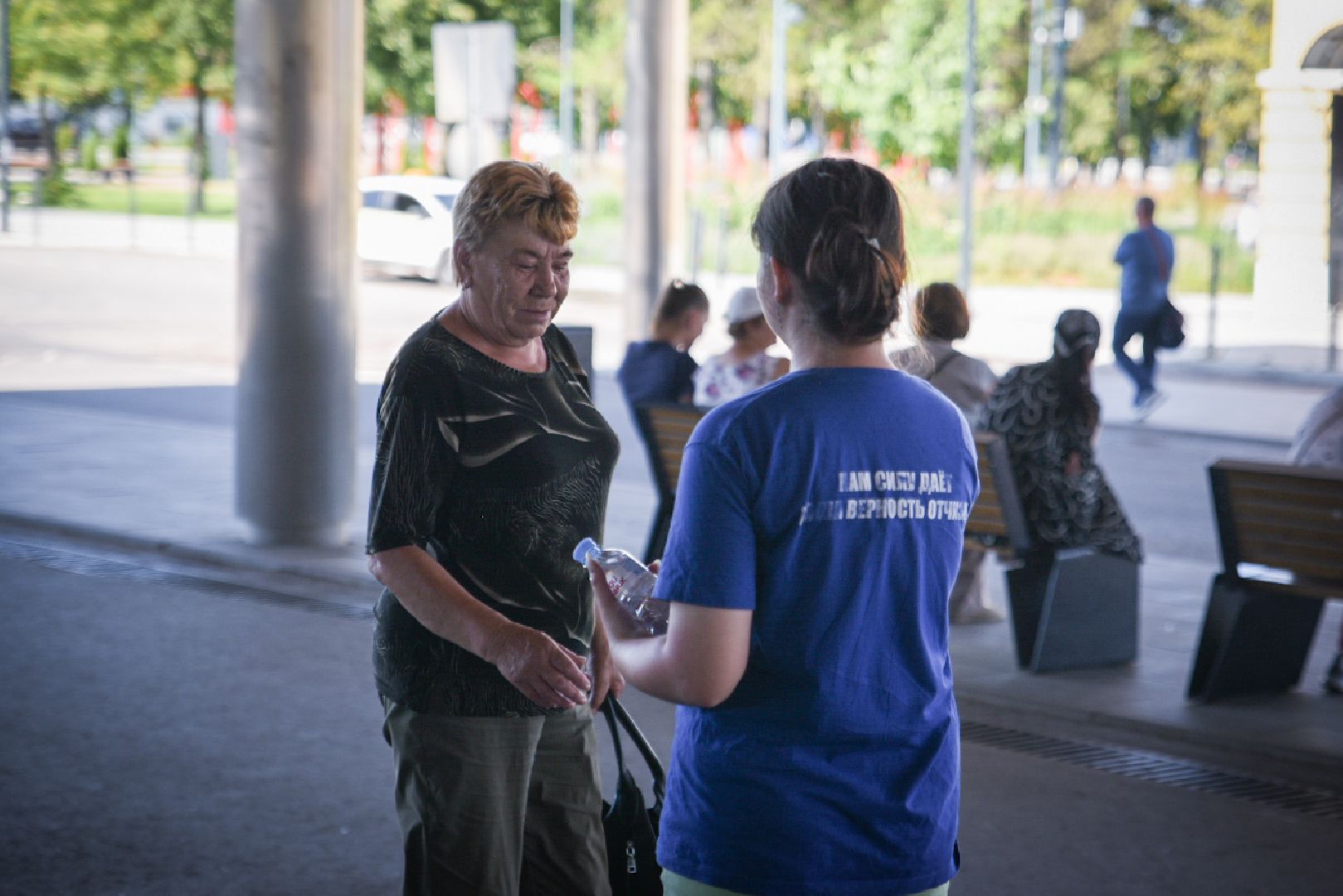 бронницы, раздача питьевой воды в бронницах, жара в бронницах, волонтеры молодой гвардии,