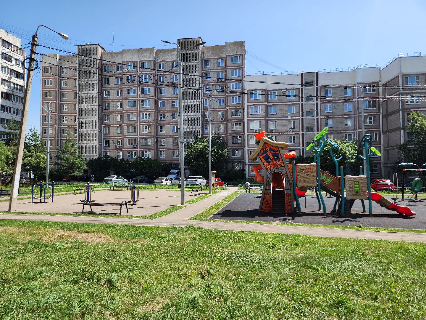 чехов,  улица береговая 39, детская площадка, опора освещения, наклонившийся столб, провода над детской площадкой, устранить проблему, мбу чеховское благоустройство, нависающие провода, обращения жителей,