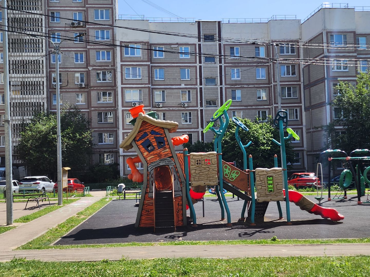 чехов,  улица береговая 39, детская площадка, опора освещения, наклонившийся столб, провода над детской площадкой, устранить проблему, мбу чеховское благоустройство, нависающие провода, обращения жителей,