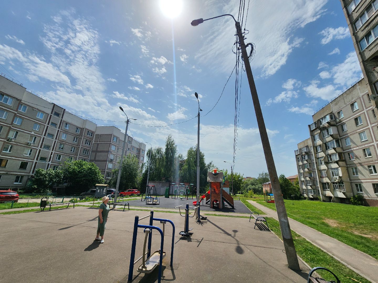 чехов,  улица береговая 39, детская площадка, опора освещения, наклонившийся столб, провода над детской площадкой, устранить проблему, мбу чеховское благоустройство, нависающие провода, обращения жителей,