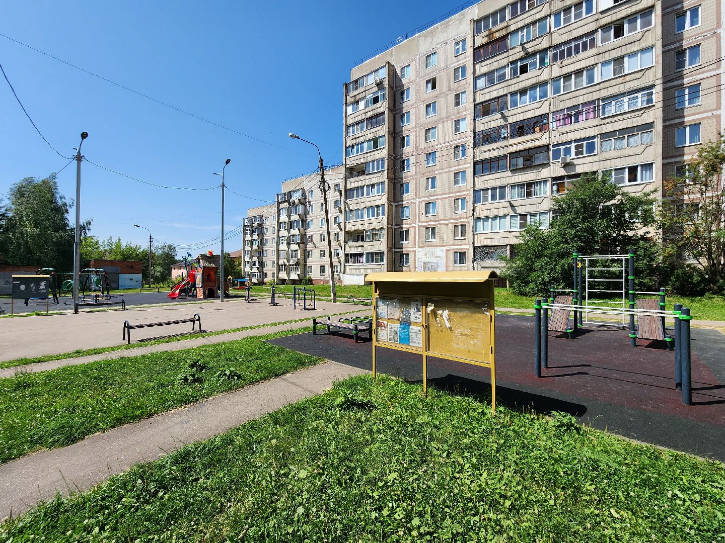 чехов,  улица береговая 39, детская площадка, опора освещения, наклонившийся столб, провода над детской площадкой, устранить проблему, мбу чеховское благоустройство, нависающие провода, обращения жителей,