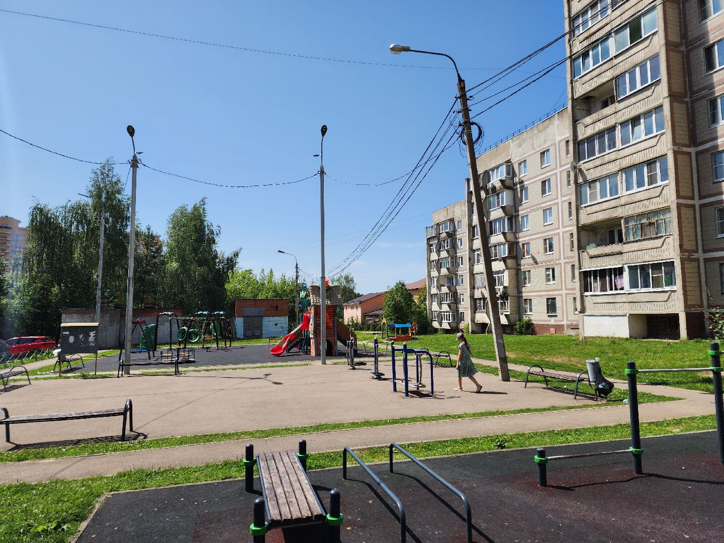 чехов,  улица береговая 39, детская площадка, опора освещения, наклонившийся столб, провода над детской площадкой, устранить проблему, мбу чеховское благоустройство, нависающие провода, обращения жителей,