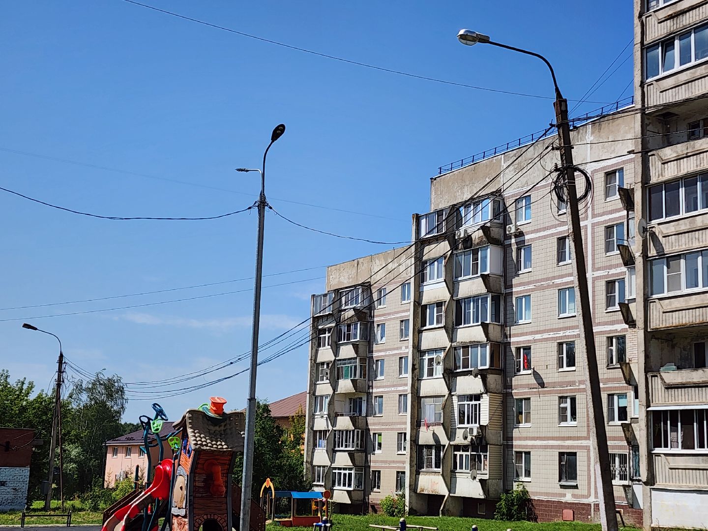 чехов,  улица береговая 39, детская площадка, опора освещения, наклонившийся столб, провода над детской площадкой, устранить проблему, мбу чеховское благоустройство, нависающие провода, обращения жителей,