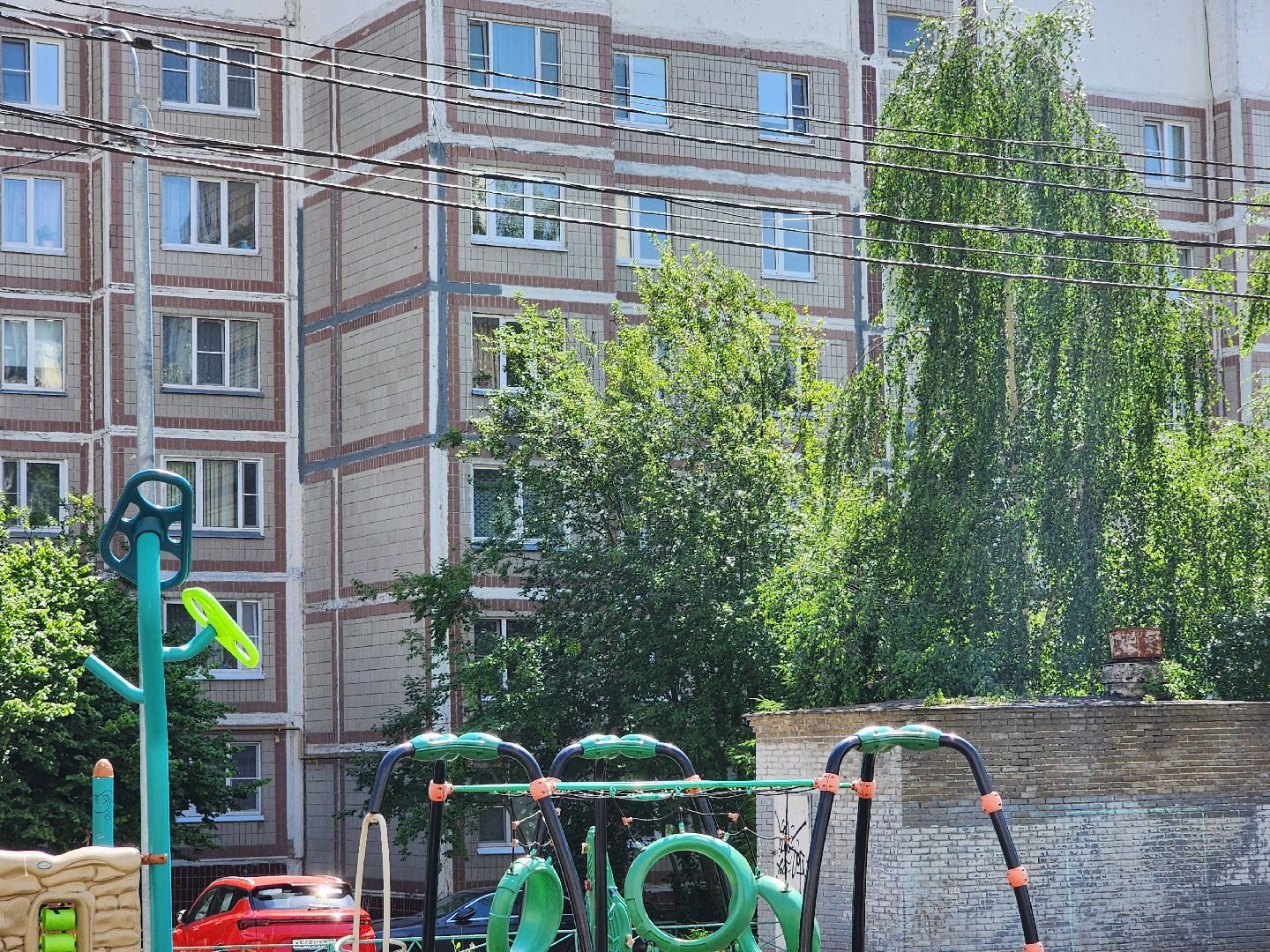 чехов,  улица береговая 39, детская площадка, опора освещения, наклонившийся столб, провода над детской площадкой, устранить проблему, мбу чеховское благоустройство, нависающие провода, обращения жителей,