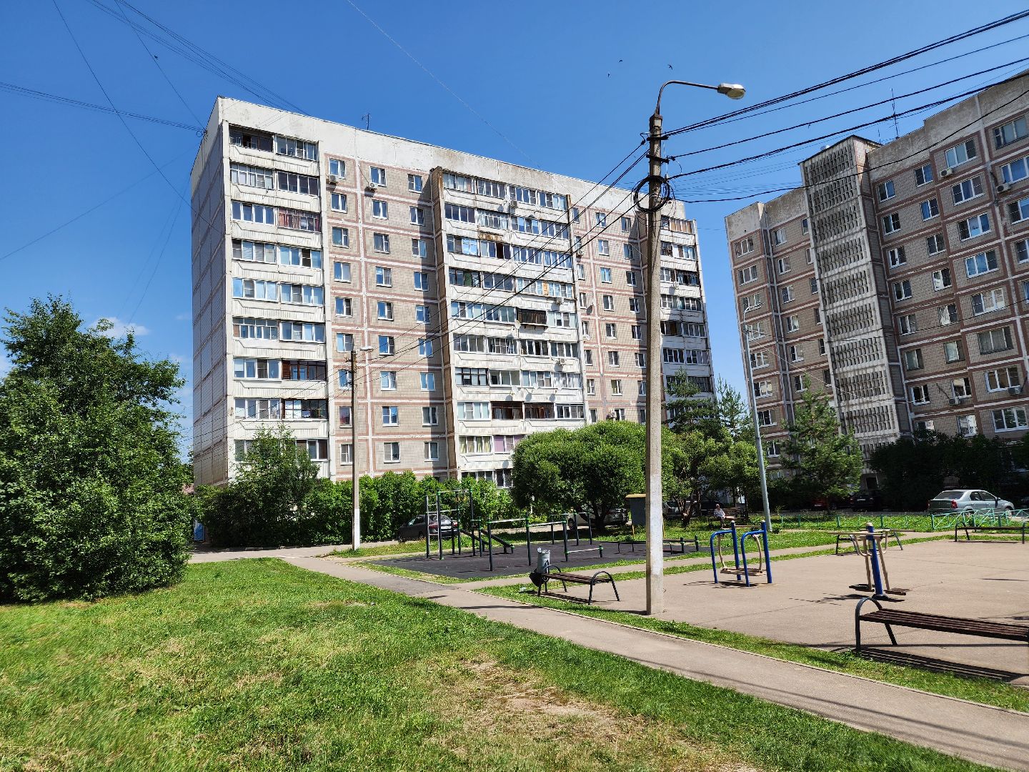 чехов,  улица береговая 39, детская площадка, опора освещения, наклонившийся столб, провода над детской площадкой, устранить проблему, мбу чеховское благоустройство, нависающие провода, обращения жителей,