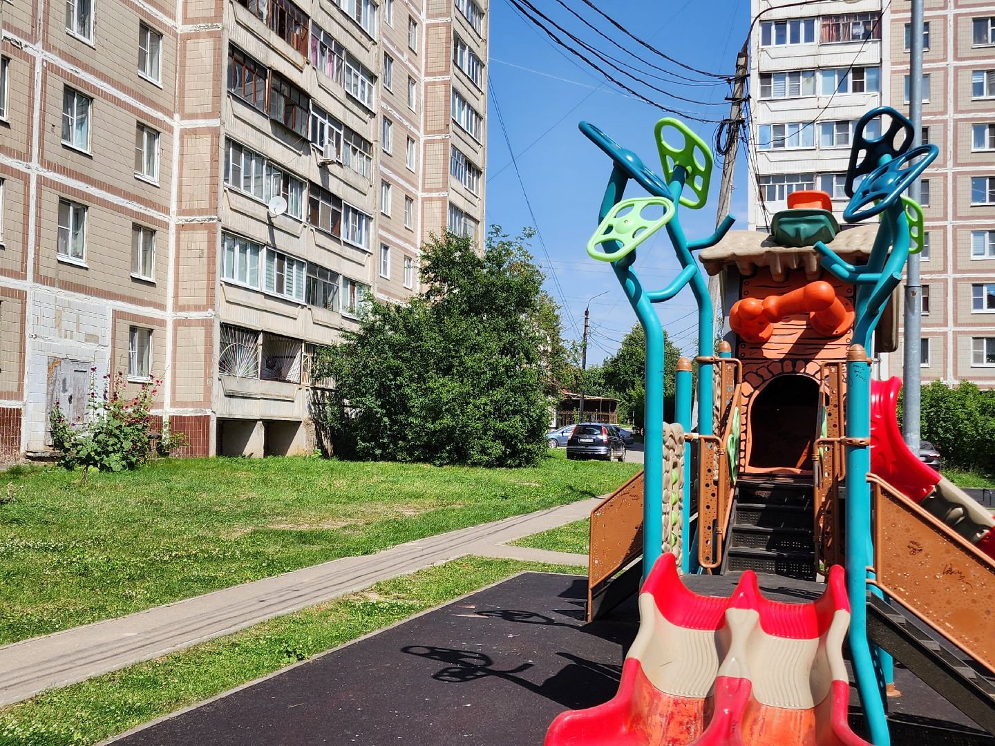 чехов,  улица береговая 39, детская площадка, опора освещения, наклонившийся столб, провода над детской площадкой, устранить проблему, мбу чеховское благоустройство, нависающие провода, обращения жителей,