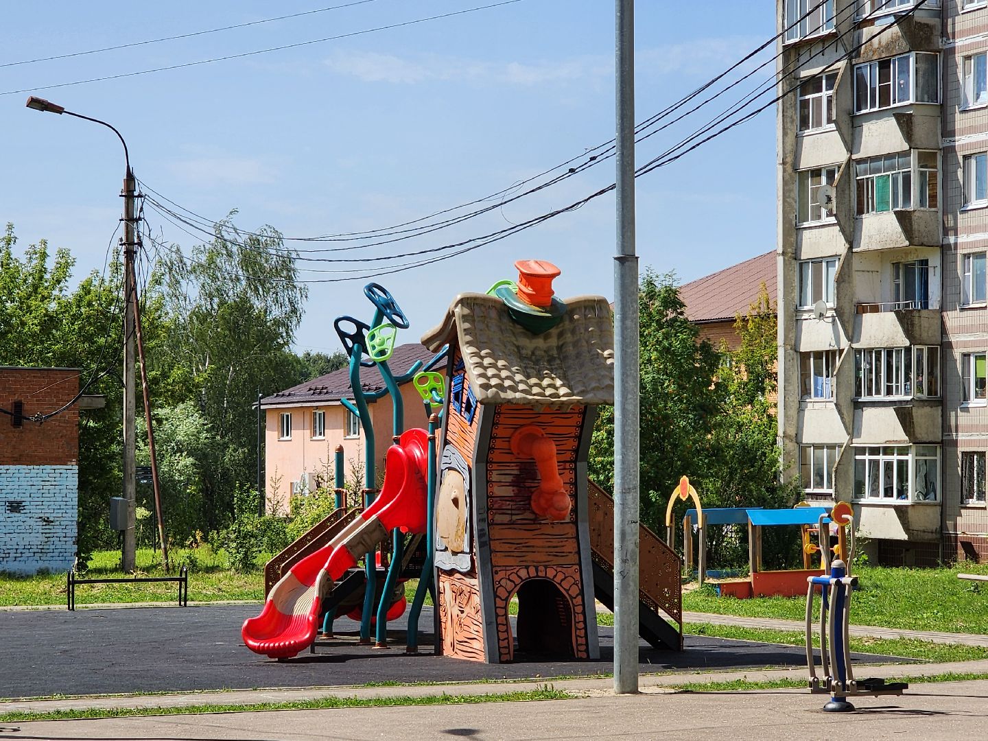 чехов,  улица береговая 39, детская площадка, опора освещения, наклонившийся столб, провода над детской площадкой, устранить проблему, мбу чеховское благоустройство, нависающие провода, обращения жителей,