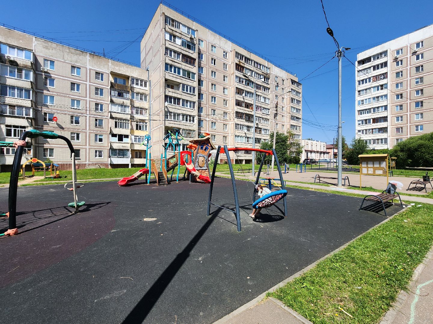 чехов,  улица береговая 39, детская площадка, опора освещения, наклонившийся столб, провода над детской площадкой, устранить проблему, мбу чеховское благоустройство, нависающие провода, обращения жителей,