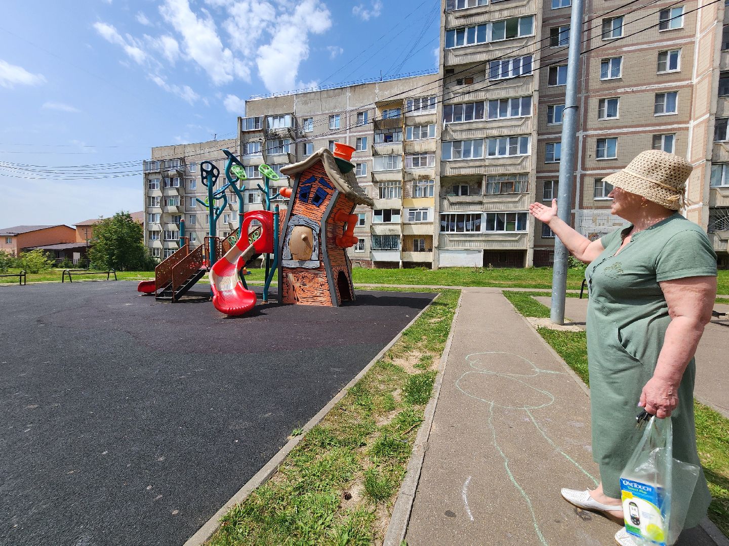 чехов,  улица береговая 39, детская площадка, опора освещения, наклонившийся столб, провода над детской площадкой, устранить проблему, мбу чеховское благоустройство, нависающие провода, обращения жителей,