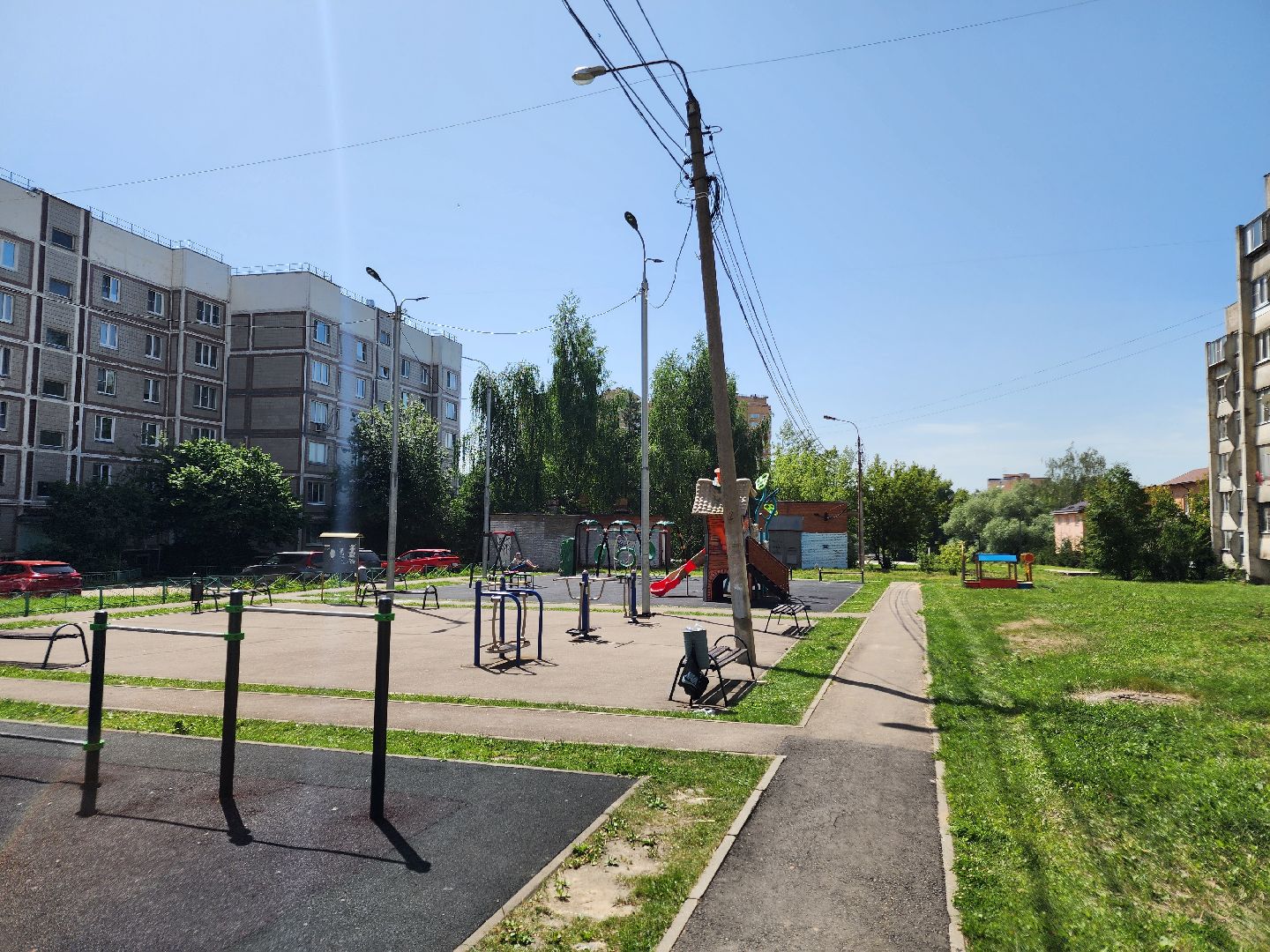 чехов,  улица береговая 39, детская площадка, опора освещения, наклонившийся столб, провода над детской площадкой, устранить проблему, мбу чеховское благоустройство, нависающие провода, обращения жителей,