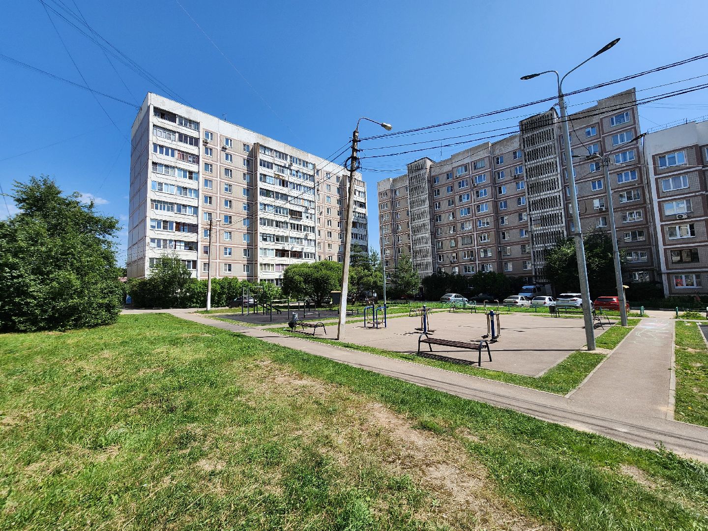 чехов,  улица береговая 39, детская площадка, опора освещения, наклонившийся столб, провода над детской площадкой, устранить проблему, мбу чеховское благоустройство, нависающие провода, обращения жителей,