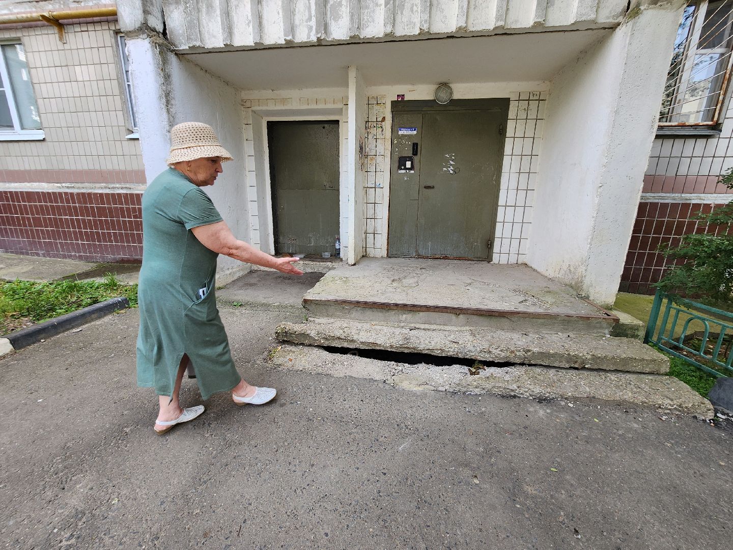 чехов,  улица береговая 39, детская площадка, опора освещения, наклонившийся столб, провода над детской площадкой, устранить проблему, мбу чеховское благоустройство, нависающие провода, обращения жителей,