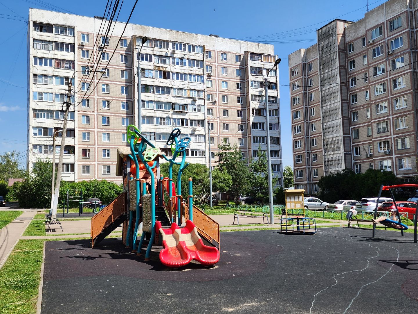 чехов,  улица береговая 39, детская площадка, опора освещения, наклонившийся столб, провода над детской площадкой, устранить проблему, мбу чеховское благоустройство, нависающие провода, обращения жителей,