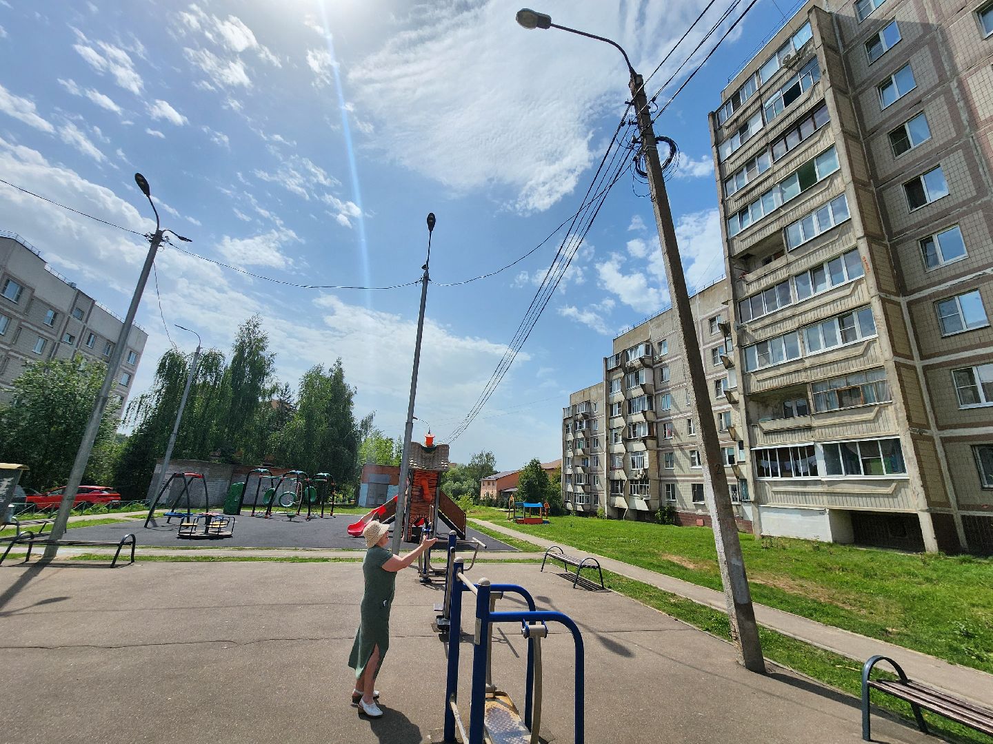 чехов,  улица береговая 39, детская площадка, опора освещения, наклонившийся столб, провода над детской площадкой, устранить проблему, мбу чеховское благоустройство, нависающие провода, обращения жителей,