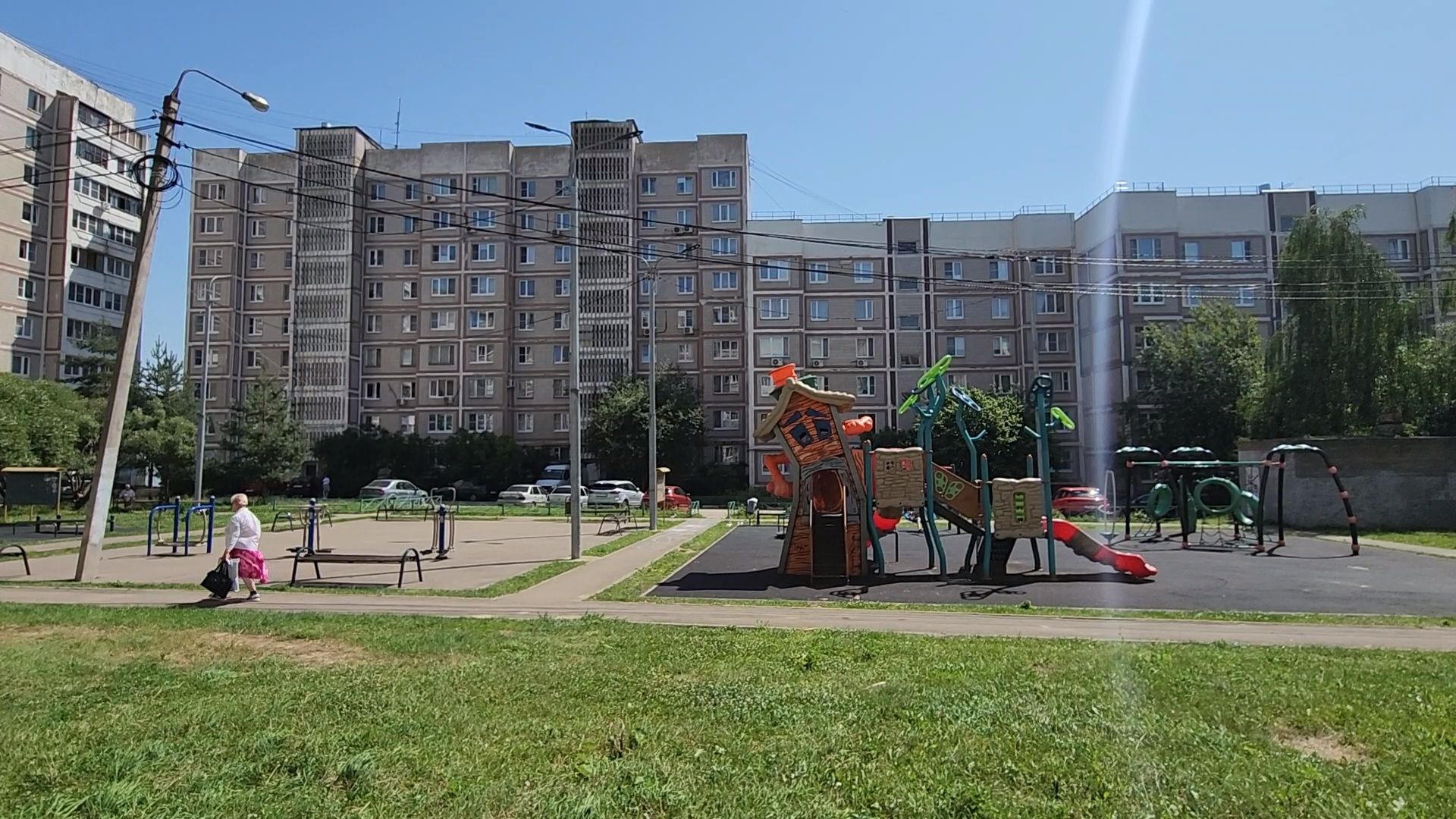 чехов,  улица береговая 39, детская площадка, опора освещения, наклонившийся столб, провода над детской площадкой, устранить проблему, мбу чеховское благоустройство, нависающие провода, обращения жителей,