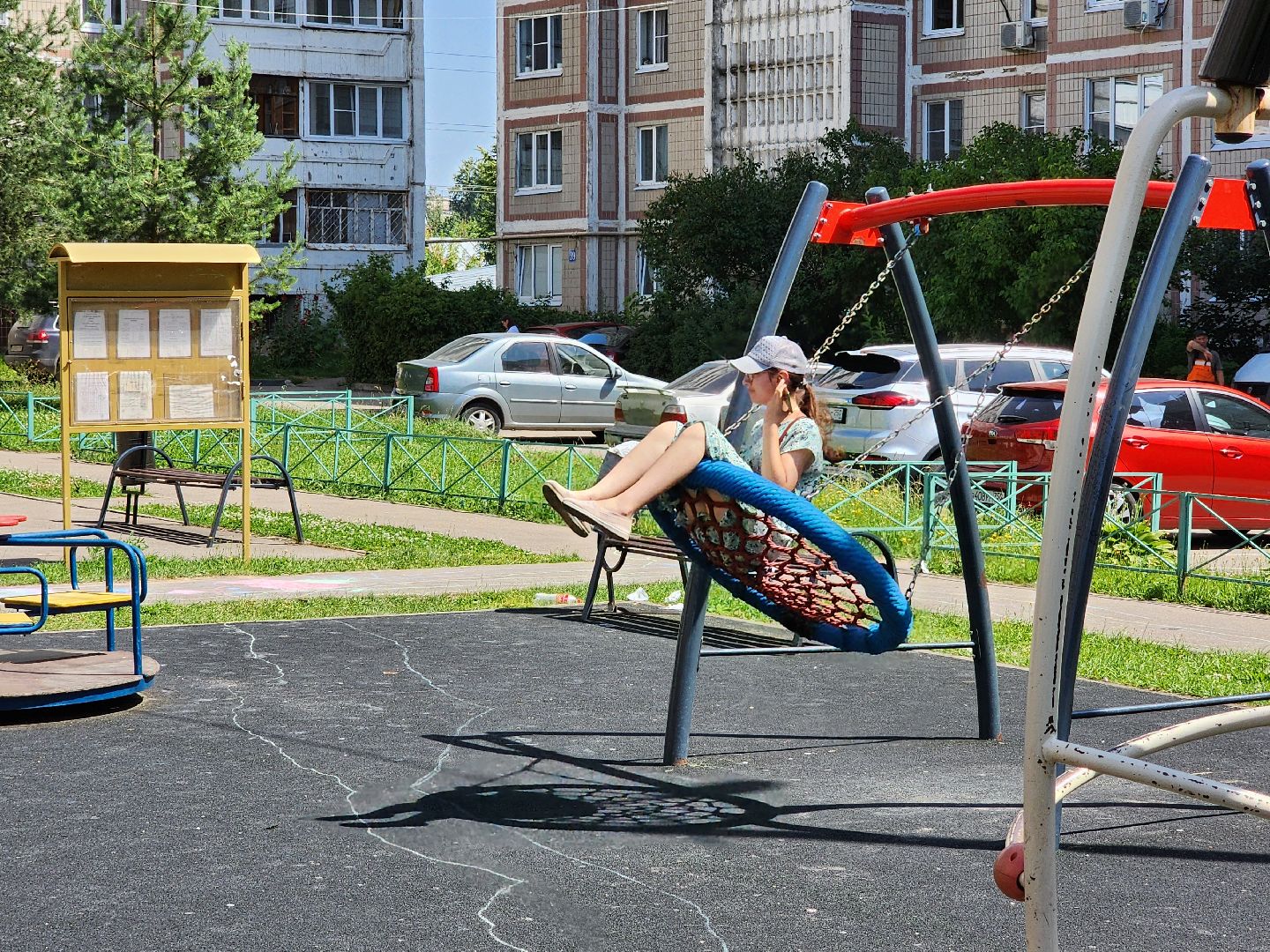 чехов,  улица береговая 39, детская площадка, опора освещения, наклонившийся столб, провода над детской площадкой, устранить проблему, мбу чеховское благоустройство, нависающие провода, обращения жителей,