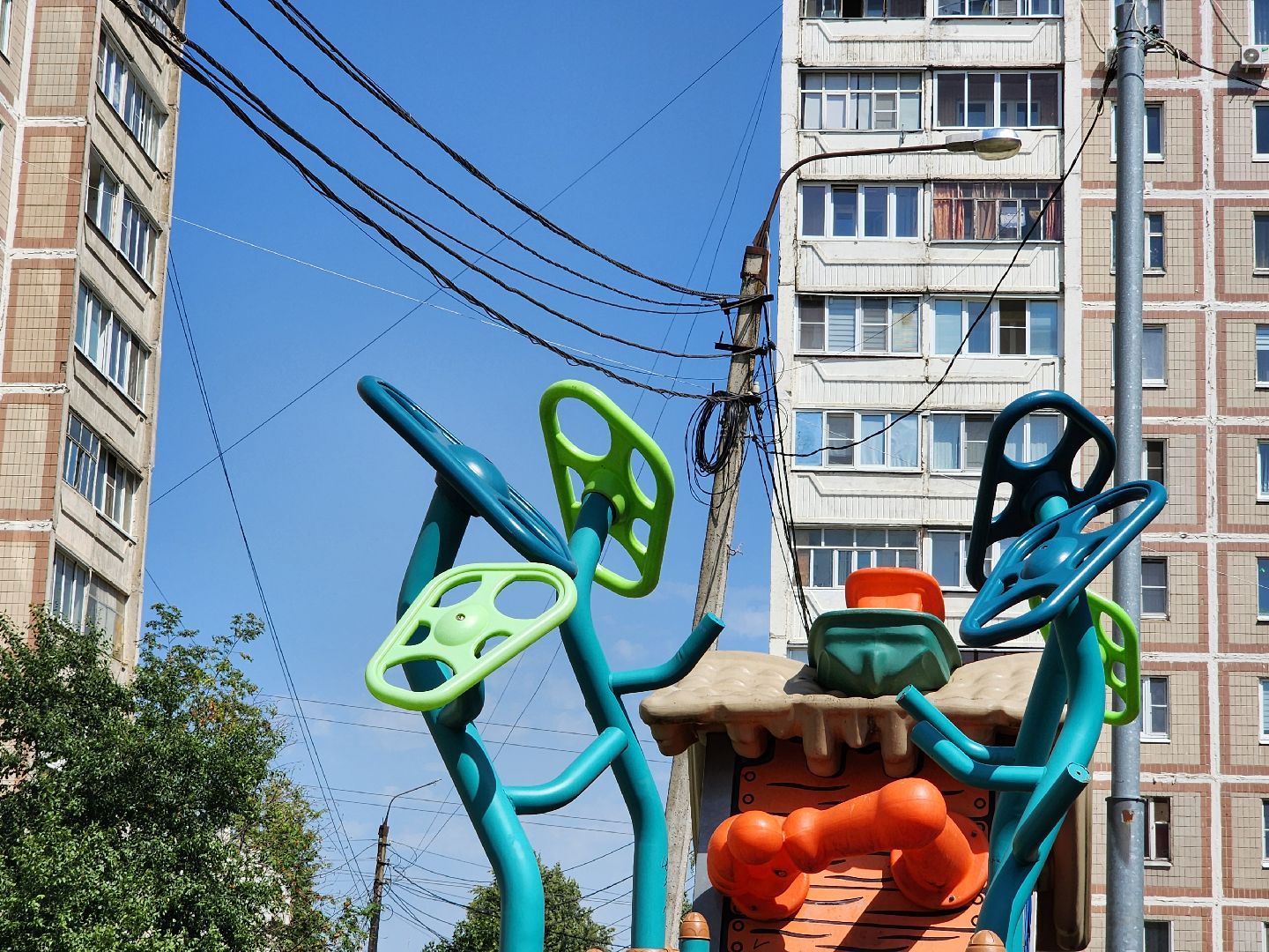 чехов,  улица береговая 39, детская площадка, опора освещения, наклонившийся столб, провода над детской площадкой, устранить проблему, мбу чеховское благоустройство, нависающие провода, обращения жителей,