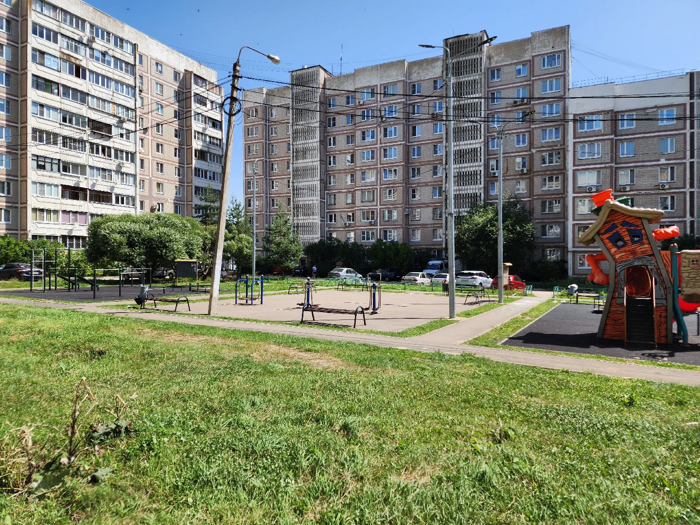 чехов,  улица береговая 39, детская площадка, опора освещения, наклонившийся столб, провода над детской площадкой, устранить проблему, мбу чеховское благоустройство, нависающие провода, обращения жителей,