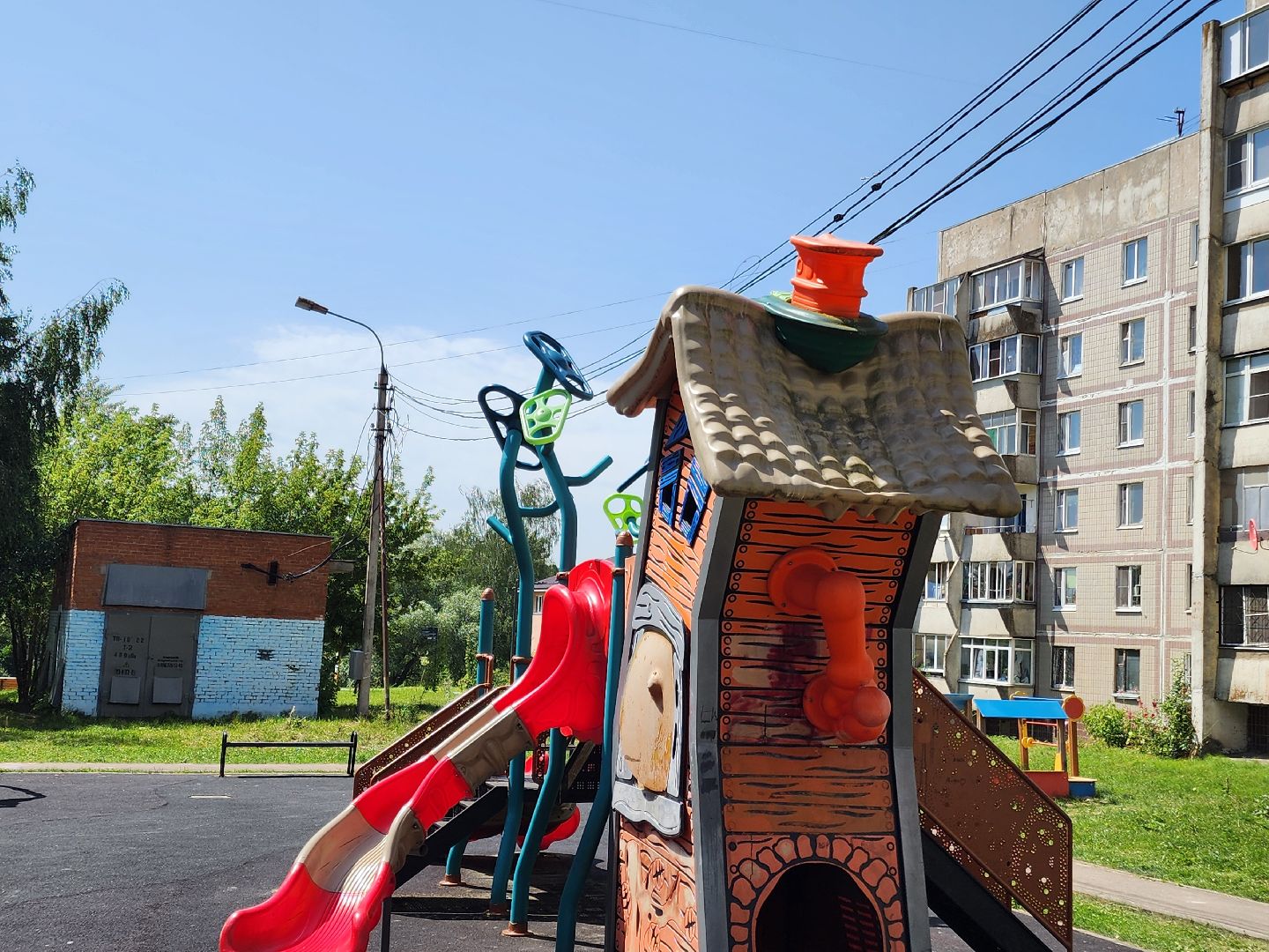 чехов,  улица береговая 39, детская площадка, опора освещения, наклонившийся столб, провода над детской площадкой, устранить проблему, мбу чеховское благоустройство, нависающие провода, обращения жителей,